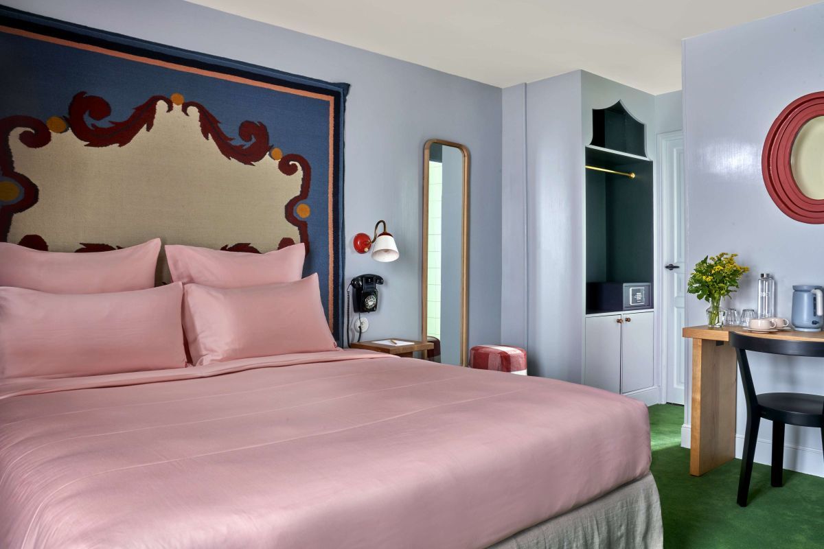 unique bedroom decor by Beata Heuman in Hotel La Boétie Paris unique bedroom decor by Beata Heuman in Hotel La Boétie Paris