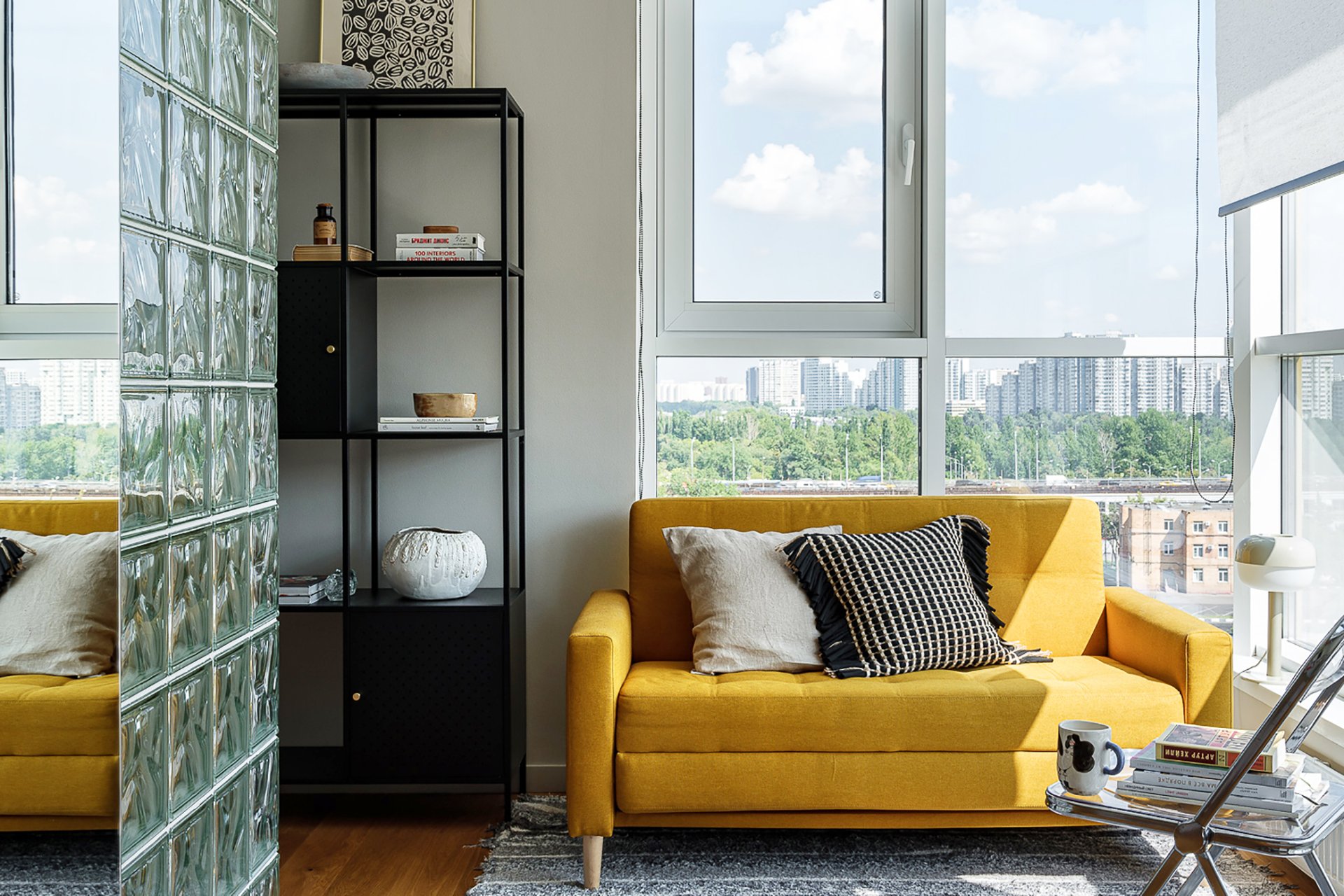 30m2 et zéro sensation d’étouffement dans ce studio aux pavés de verre