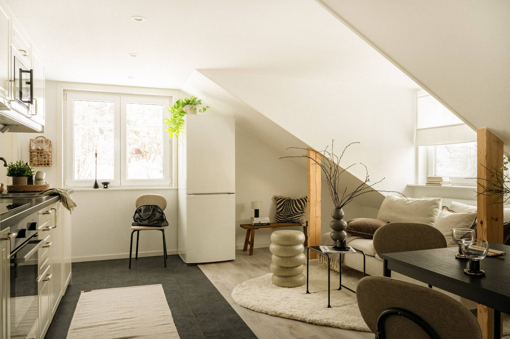 cuisine ouverte et salon décoration scandinave beige appartement mansardé 34m2 cuisine ouverte et salon décoration scandinave beige appartement mansardé 34m2