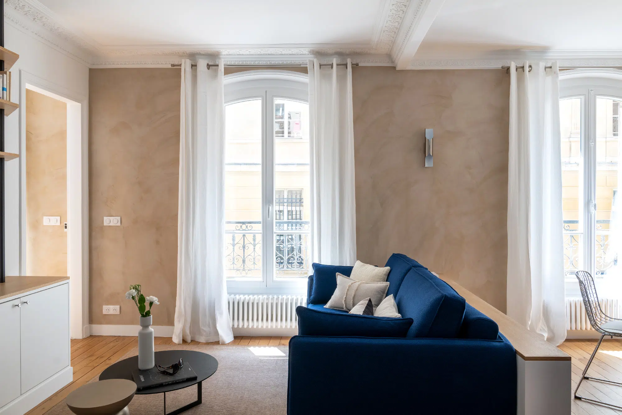 living room renovation of a 46sqm apartment in Paris Haussmann-style in Klein blue Photo : ©Agathe Tissier living room renovation of a 46sqm apartment in Paris Haussmann-style in Klein blue Photo : ©Agathe Tissier