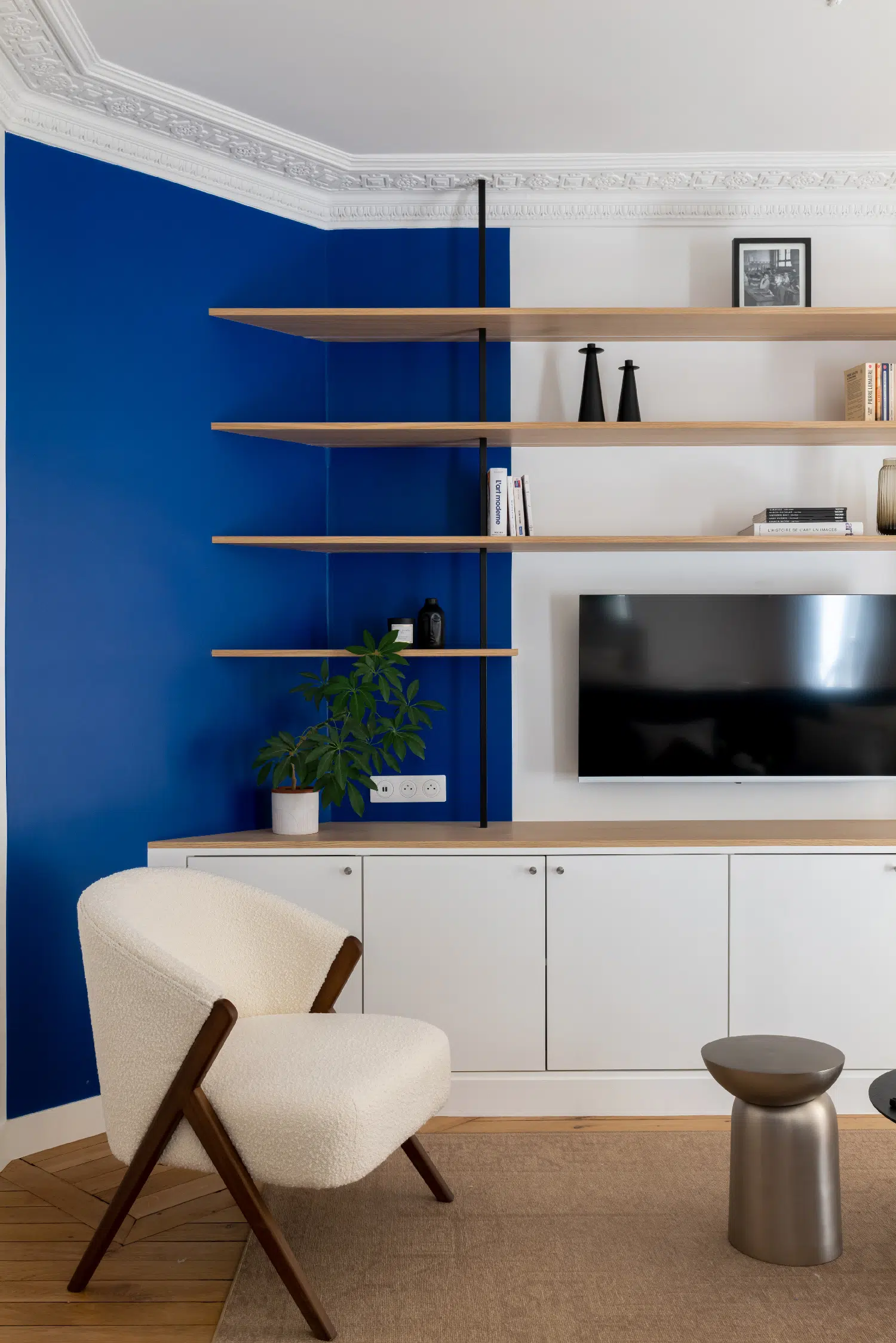 living room with mouldings renovation of a 46sqm apartment in Paris Haussmann-style in Klein blue Photo : ©Agathe Tissier living room with mouldings renovation of a 46sqm apartment in Paris Haussmann-style in Klein blue Photo : ©Agathe Tissier