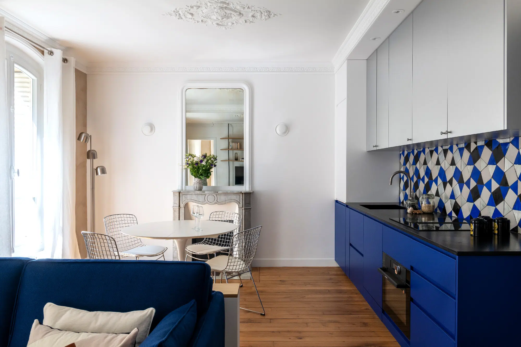 living room and kitchen renovation of a 46sqm apartment in Paris Haussmann-style in Klein blue Photo : ©Agathe Tissier living room and kitchen renovation of a 46sqm apartment in Paris Haussmann-style in Klein blue Photo : ©Agathe Tissier