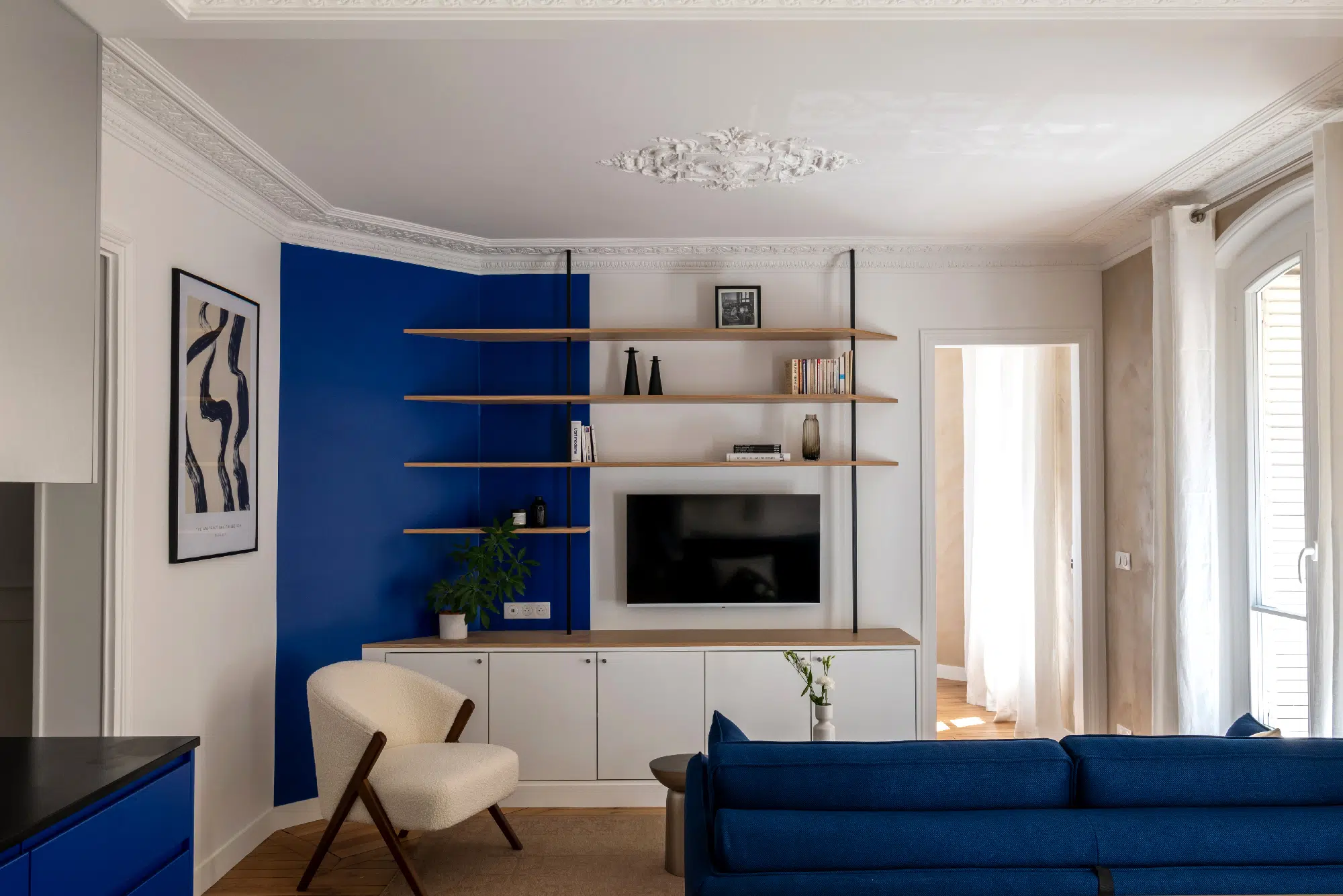 living room with mouldings renovation of a 46sqm apartment in Paris Haussmann-style in Klein blue Photo : ©Agathe Tissier living room with mouldings renovation of a 46sqm apartment in Paris Haussmann-style in Klein blue Photo : ©Agathe Tissier