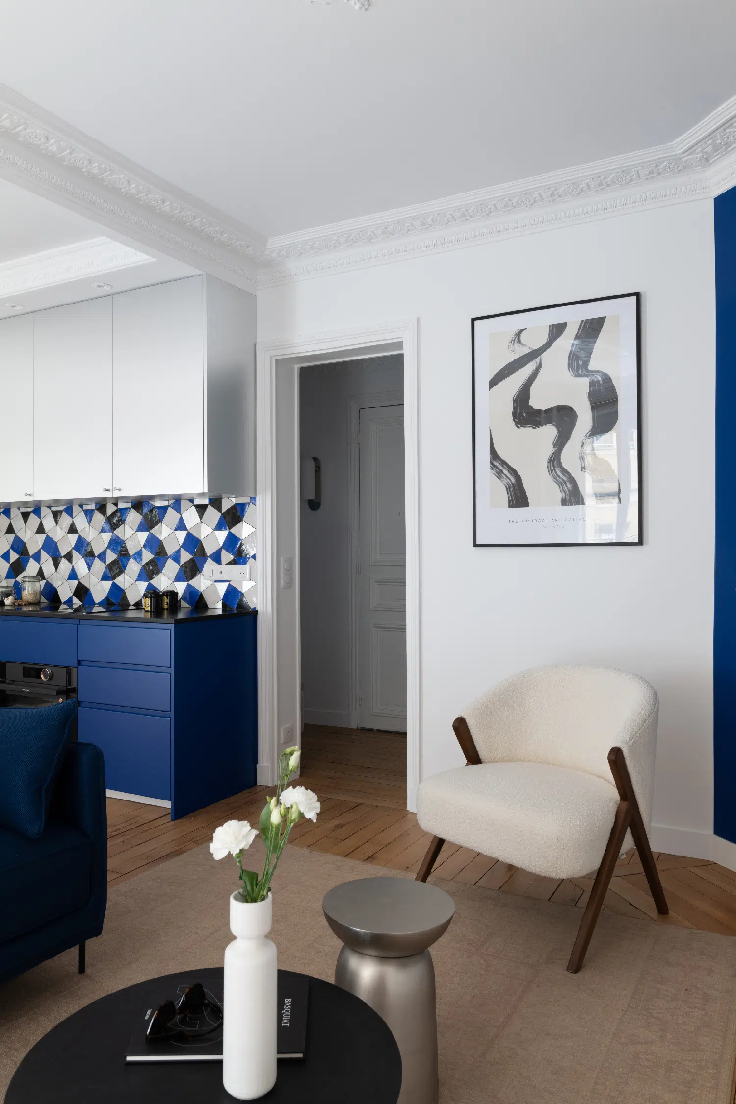 living room and kitchen renovation of a 46sqm apartment in Paris Haussmann-style in Klein blue Photo : ©Agathe Tissier living room and kitchen renovation of a 46sqm apartment in Paris Haussmann-style in Klein blue Photo : ©Agathe Tissier
