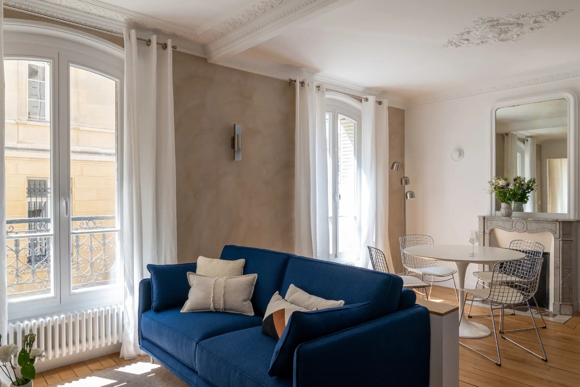 living room with mouldings and marble fireplace renovation of a 46sqm apartment in Paris Haussmann-style in Klein blue Photo : ©Agathe Tissier living room with mouldings and marble fireplace renovation of a 46sqm apartment in Paris Haussmann-style in Klein blue Photo : ©Agathe Tissier