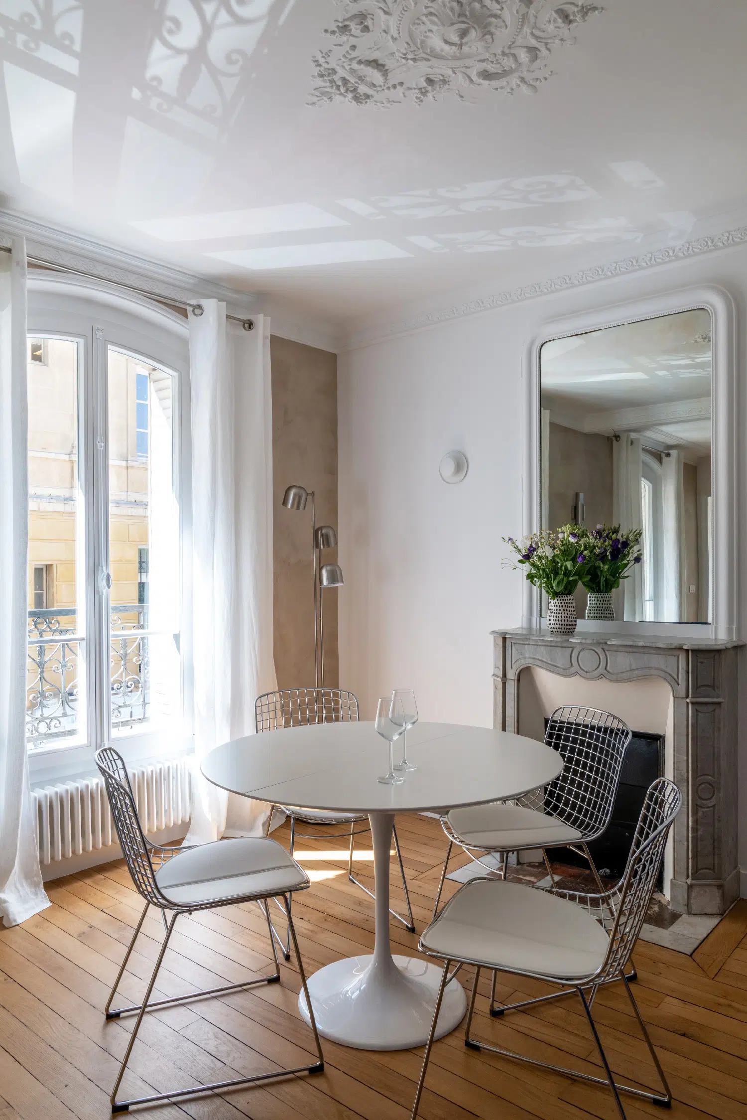 dining room with mouldings and marbre fireplace renovation of a 46sqm apartment in Paris Haussmann-style in Klein blue Photo : ©Agathe Tissier dining room with mouldings and marbre fireplace renovation of a 46sqm apartment in Paris Haussmann-style in Klein blue Photo : ©Agathe Tissier