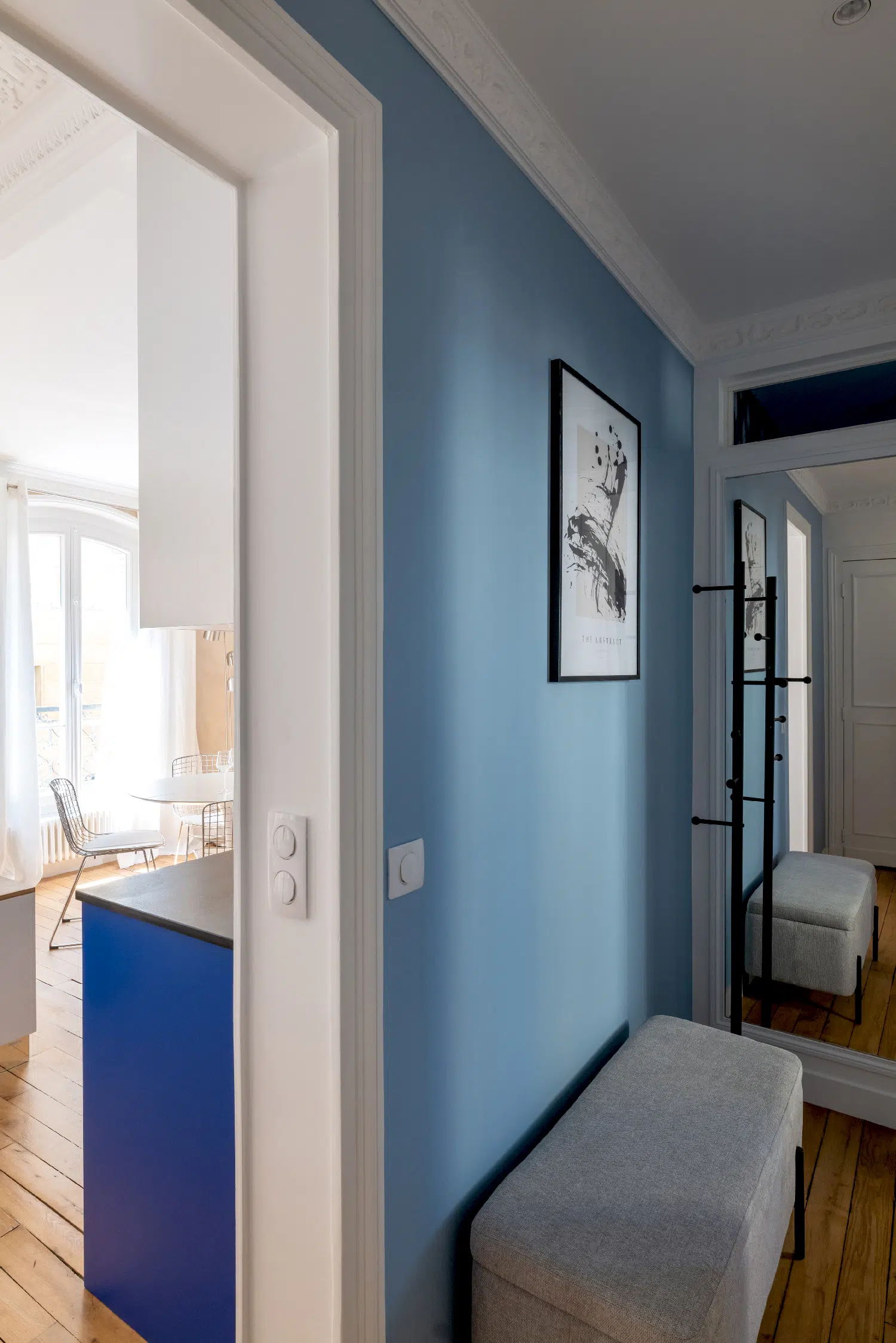 bleu hallway apartment in Paris Haussmann-style in Klein blue Photo : ©Agathe Tissier bleu hallway apartment in Paris Haussmann-style in Klein blue Photo : ©Agathe Tissier