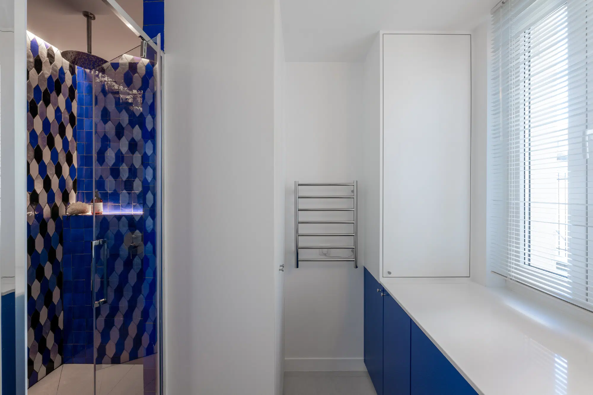 bathroom apartment in Paris Haussmann-style in Klein blue Photo : ©Agathe Tissier bathroom apartment in Paris Haussmann-style in Klein blue Photo : ©Agathe Tissier