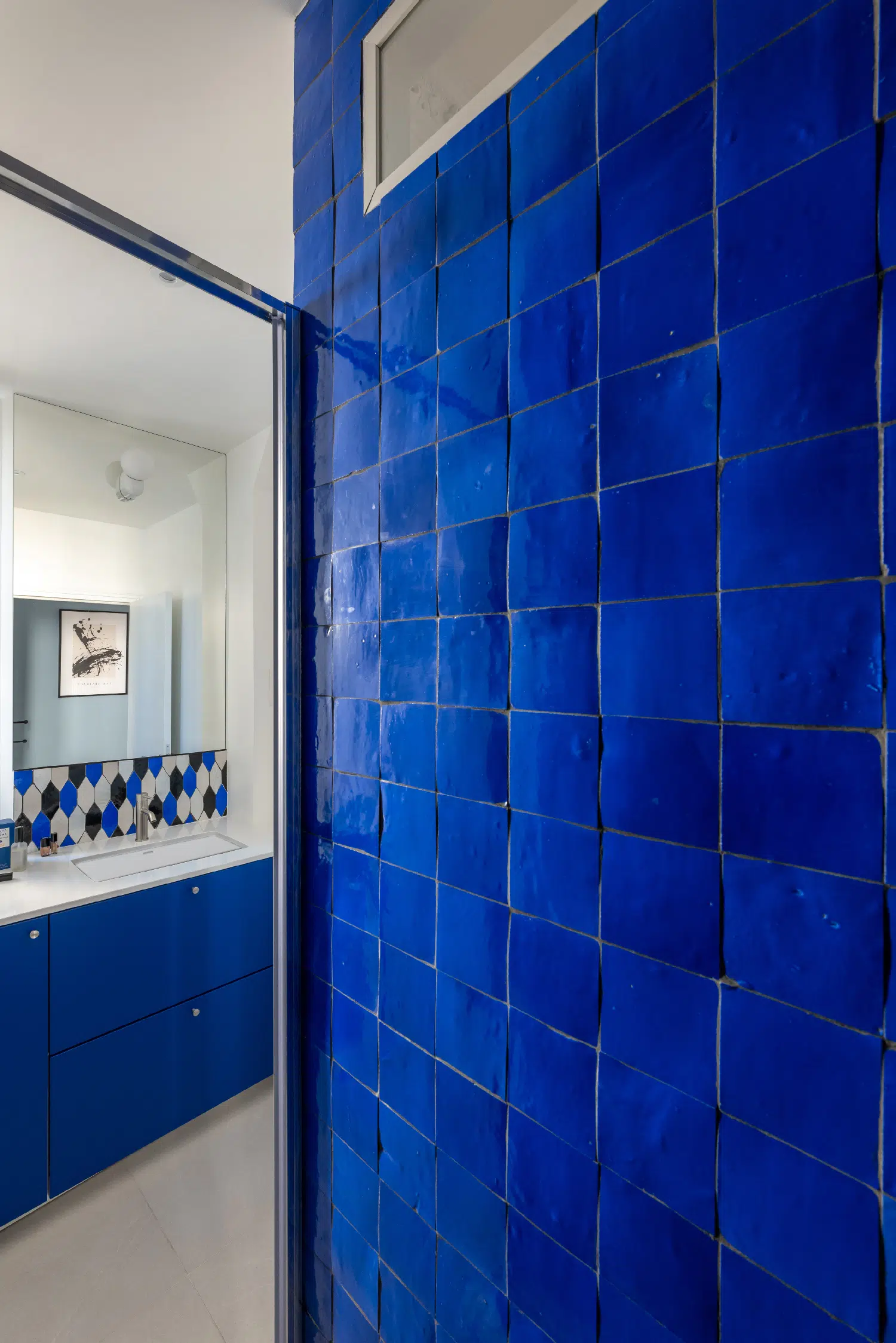bathroom with zelliges apartment in Paris Haussmann-style in Klein blue Photo : ©Agathe Tissier bathroom with zelliges apartment in Paris Haussmann-style in Klein blue Photo : ©Agathe Tissier