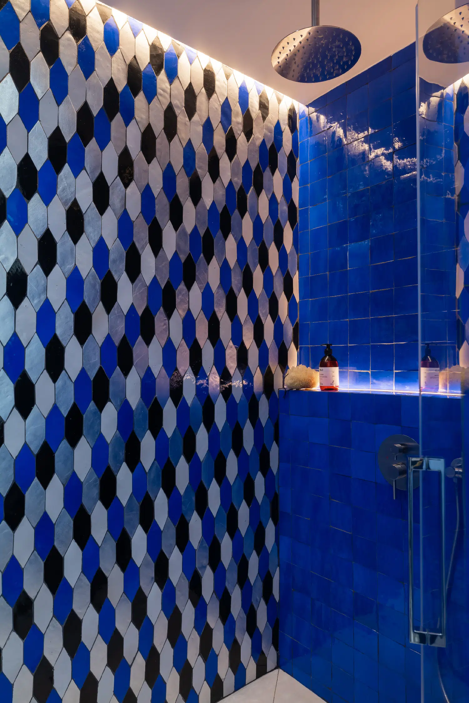 bathroom with zelliges apartment in Paris Haussmann-style in Klein blue Photo : ©Agathe Tissier bathroom with zelliges apartment in Paris Haussmann-style in Klein blue Photo : ©Agathe Tissier