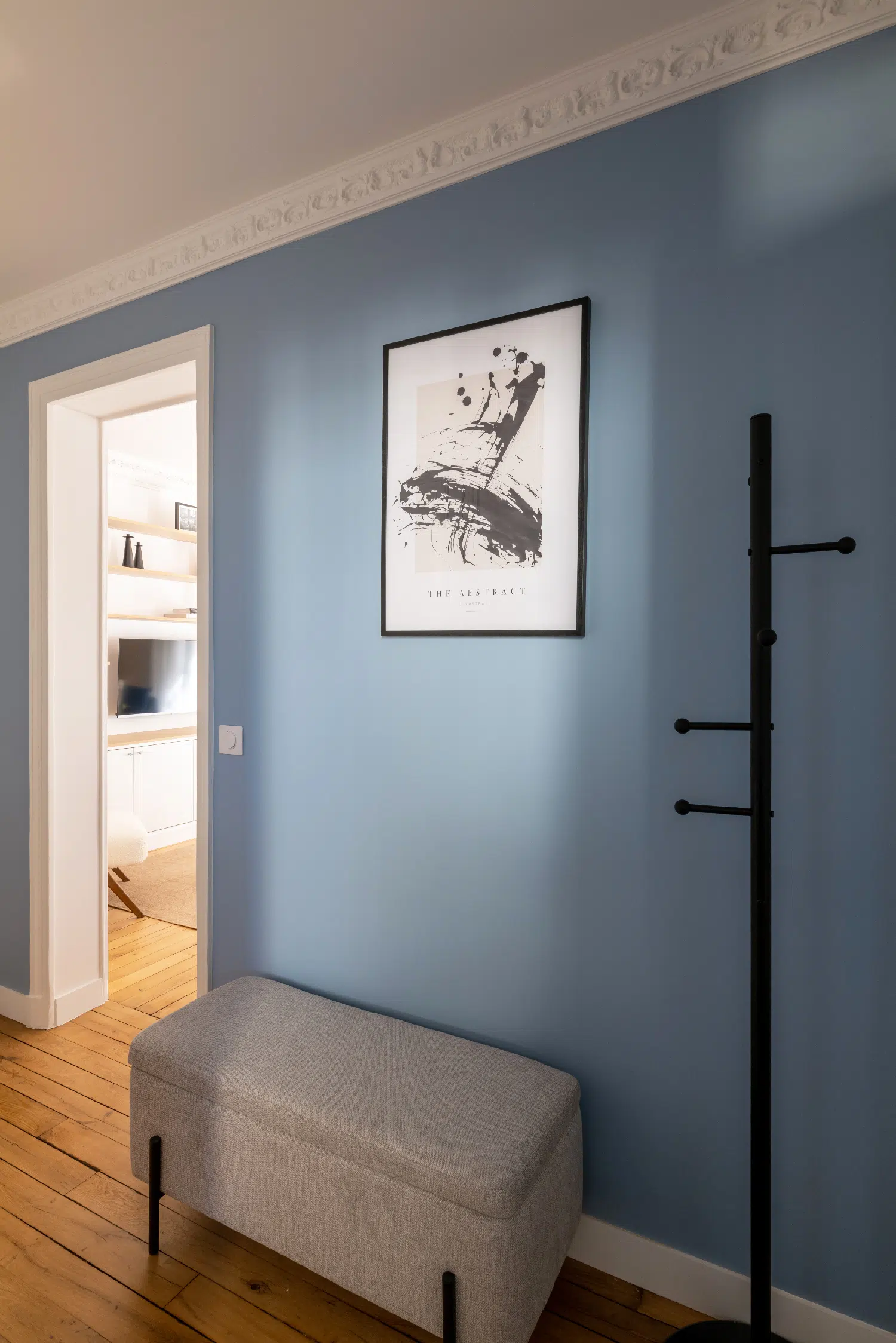 bleu hallway apartment in Paris Haussmann-style in Klein blue Photo : ©Agathe Tissier bleu hallway apartment in Paris Haussmann-style in Klein blue Photo : ©Agathe Tissier