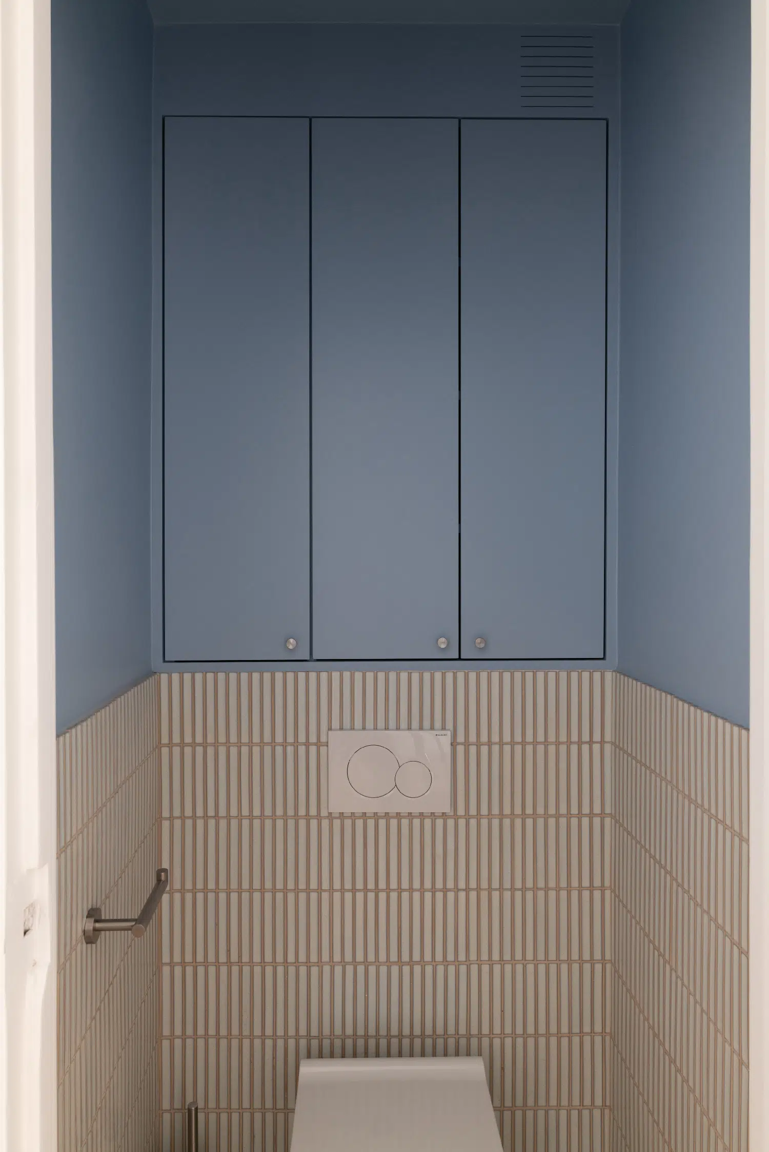 toilets wc restroom apartment in Paris Haussmann-style in Klein blue Photo : ©Agathe Tissier toilets wc restroom apartment in Paris Haussmann-style in Klein blue Photo : ©Agathe Tissier