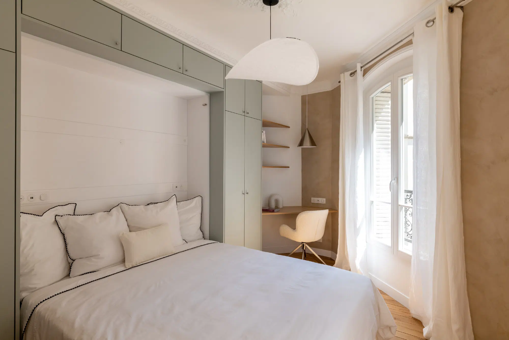 bedroom with home office apartment in Paris Haussmann-style in Klein blue Photo : ©Agathe Tissier bedroom with home office apartment in Paris Haussmann-style in Klein blue Photo : ©Agathe Tissier
