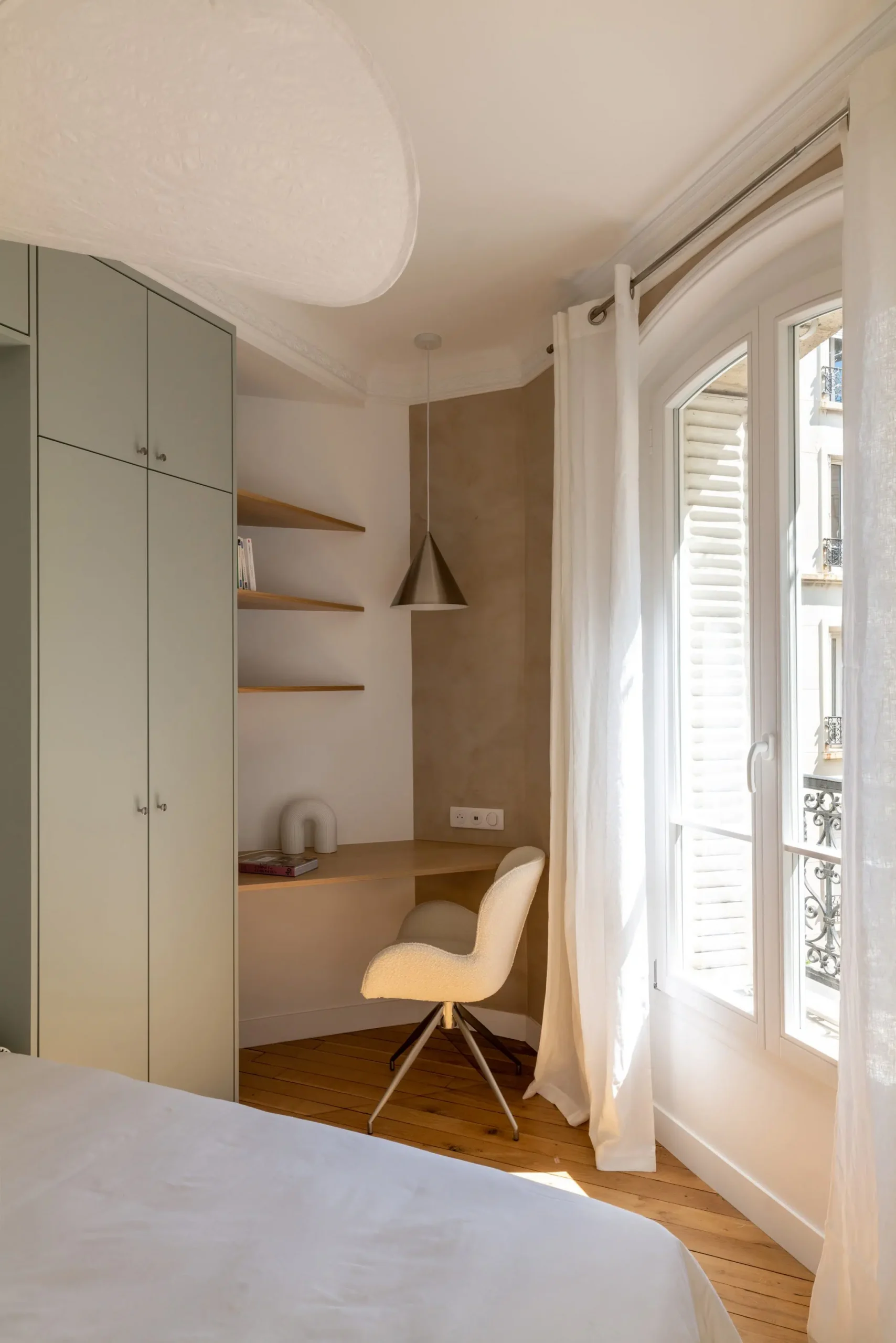 bedroom with home office apartment in Paris Haussmann-style in Klein blue Photo : ©Agathe Tissier bedroom with home office apartment in Paris Haussmann-style in Klein blue Photo : ©Agathe Tissier