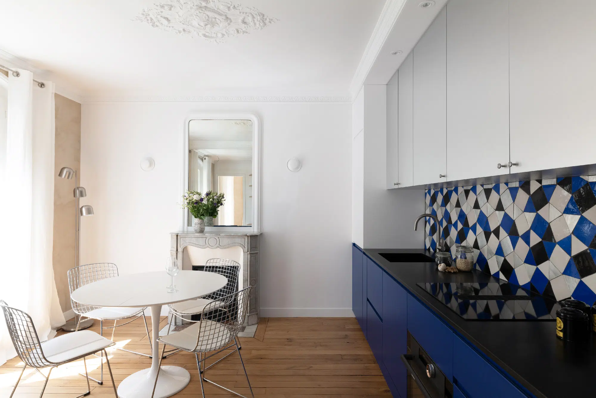 dining room and kitchen renovation of a 46sqm apartment in Paris Haussmann-style in Klein blue Photo : ©Agathe Tissier dining room and kitchen renovation of a 46sqm apartment in Paris Haussmann-style in Klein blue Photo : ©Agathe Tissier