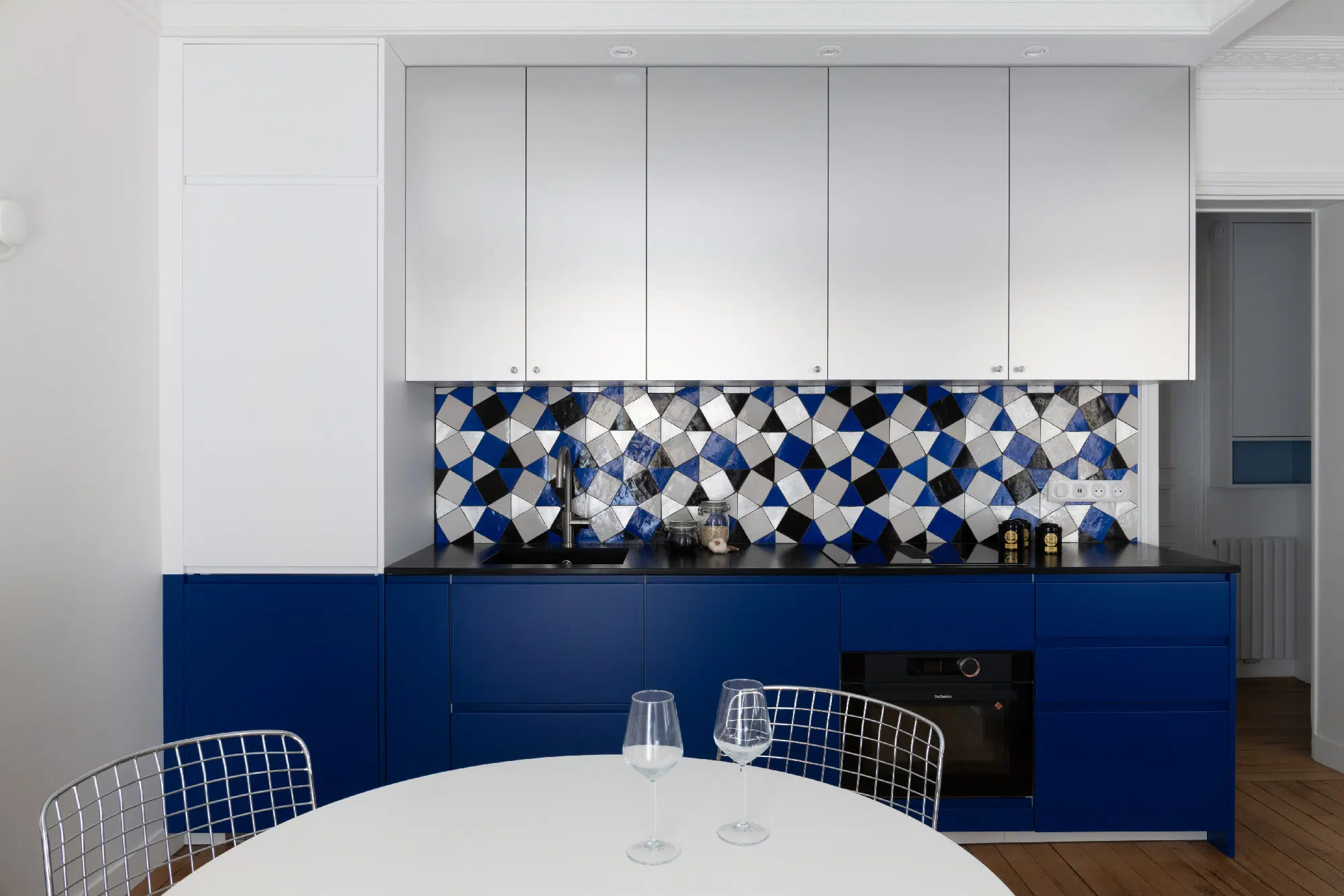 dingin room and kitchen renovation of a 46sqm apartment in Paris Haussmann-style in Klein blue Photo : ©Agathe Tissier dingin room and kitchen renovation of a 46sqm apartment in Paris Haussmann-style in Klein blue Photo : ©Agathe Tissier