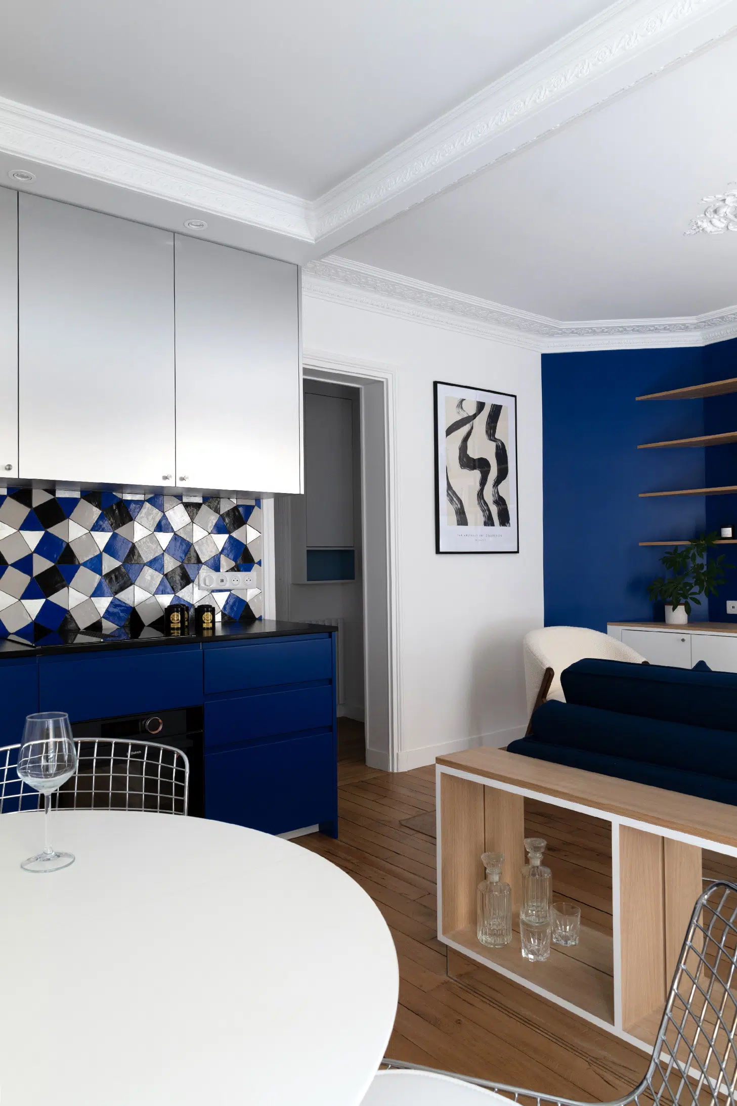 living room and kitchen renovation of a 46sqm apartment in Paris Haussmann-style in Klein blue Photo : ©Agathe Tissier living room and kitchen renovation of a 46sqm apartment in Paris Haussmann-style in Klein blue Photo : ©Agathe Tissier