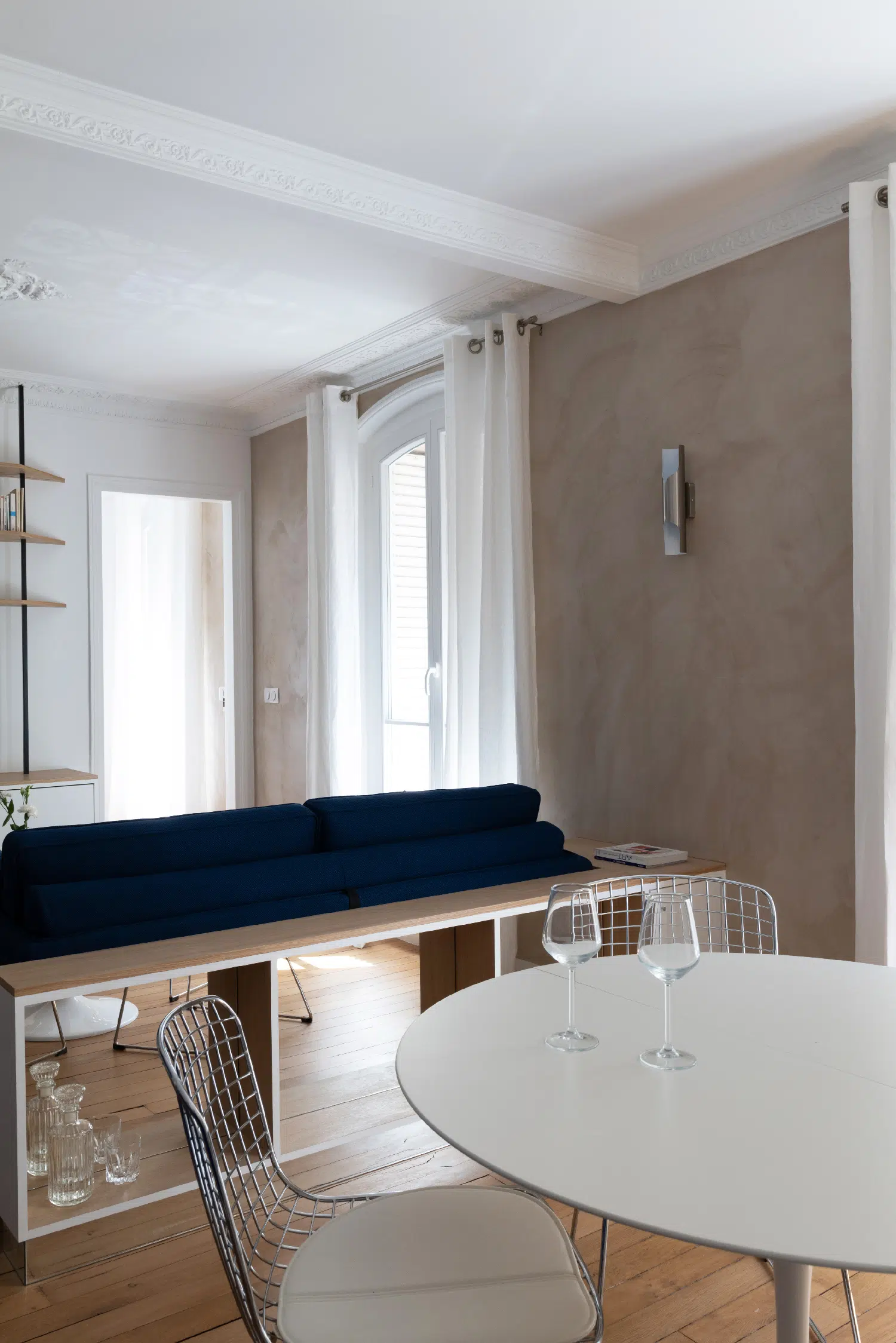 living room with mouldings renovation of a 46sqm apartment in Paris Haussmann-style in Klein blue Photo : ©Agathe Tissier living room with mouldings renovation of a 46sqm apartment in Paris Haussmann-style in Klein blue Photo : ©Agathe Tissier