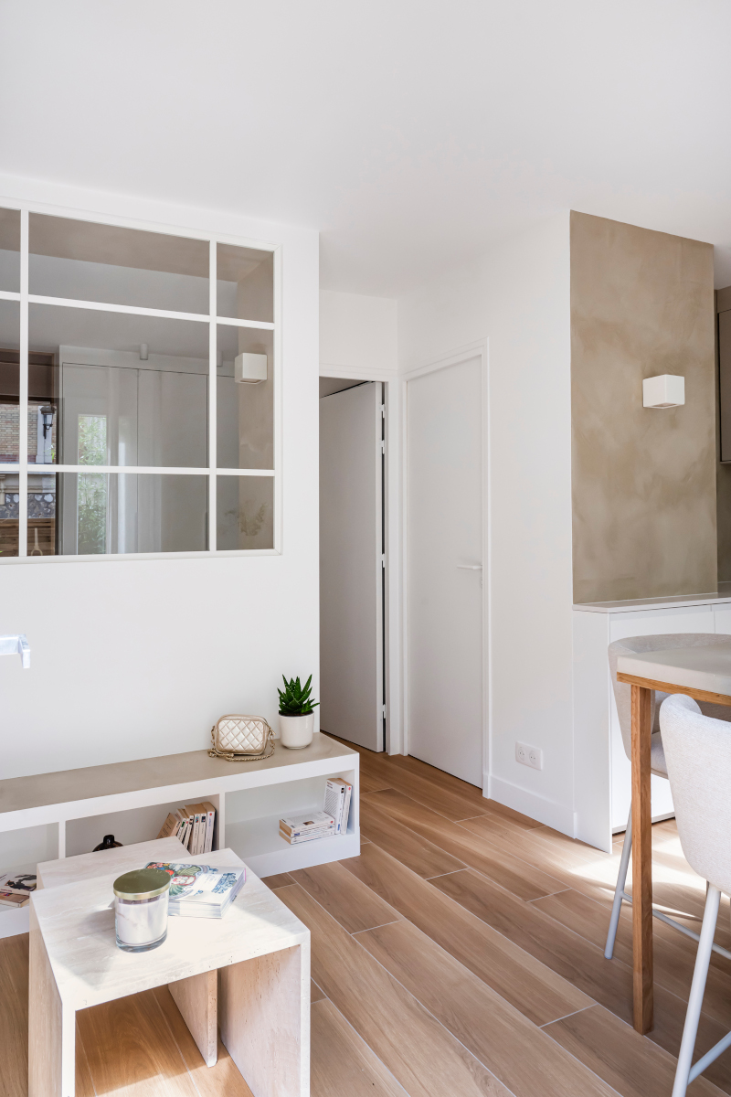 living room with glass partition 28sqm apartement contemporary decor near Paris in beige tons Photo: © Julien Pépy