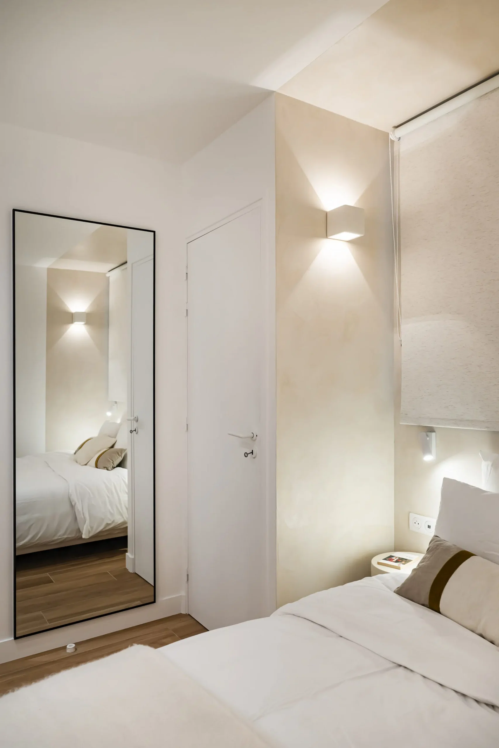 bedroom small flat near Paris in beige tons Photo: © Julien Pépy
