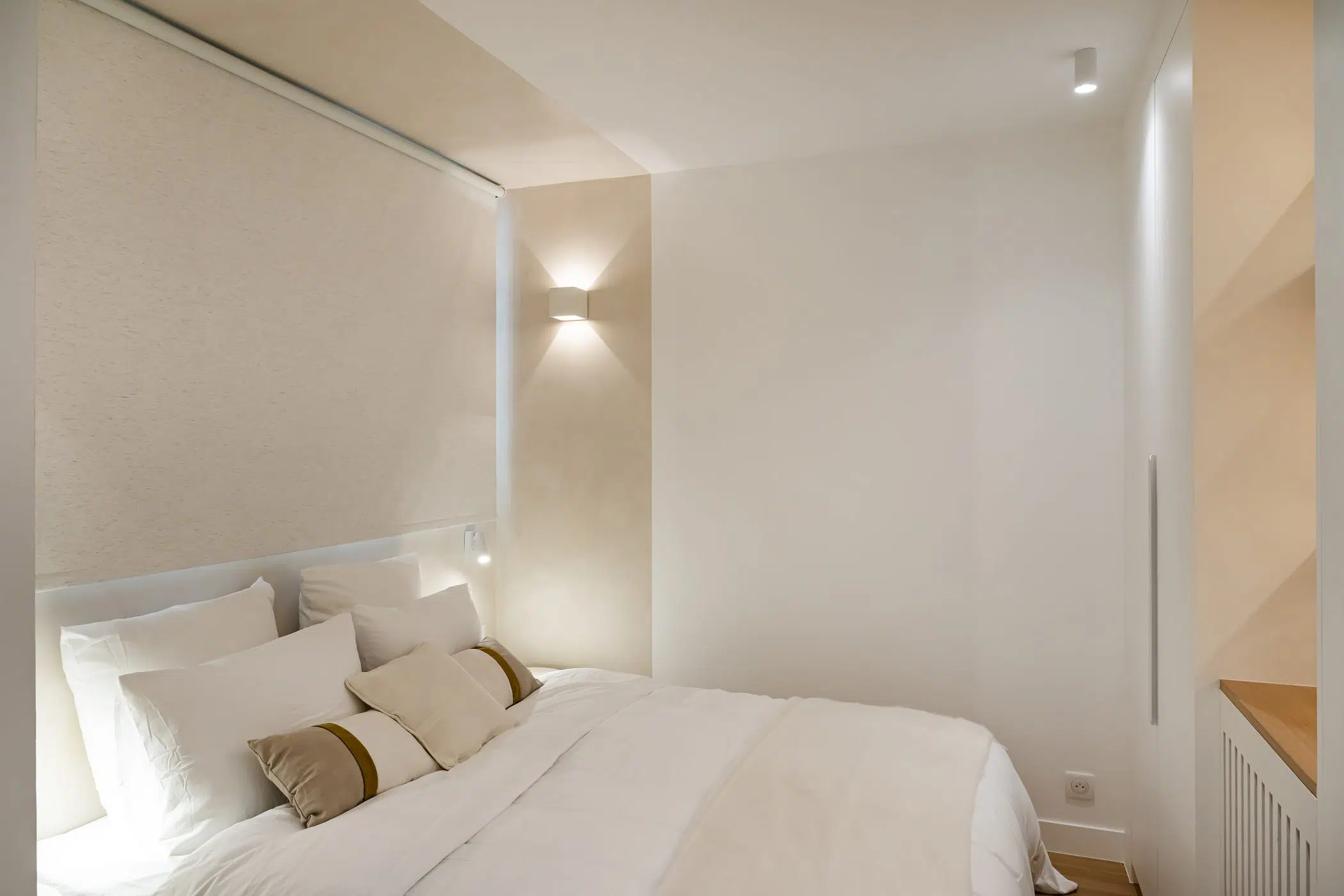 bedroom small flat near Paris in beige tons Photo: © Julien Pépy