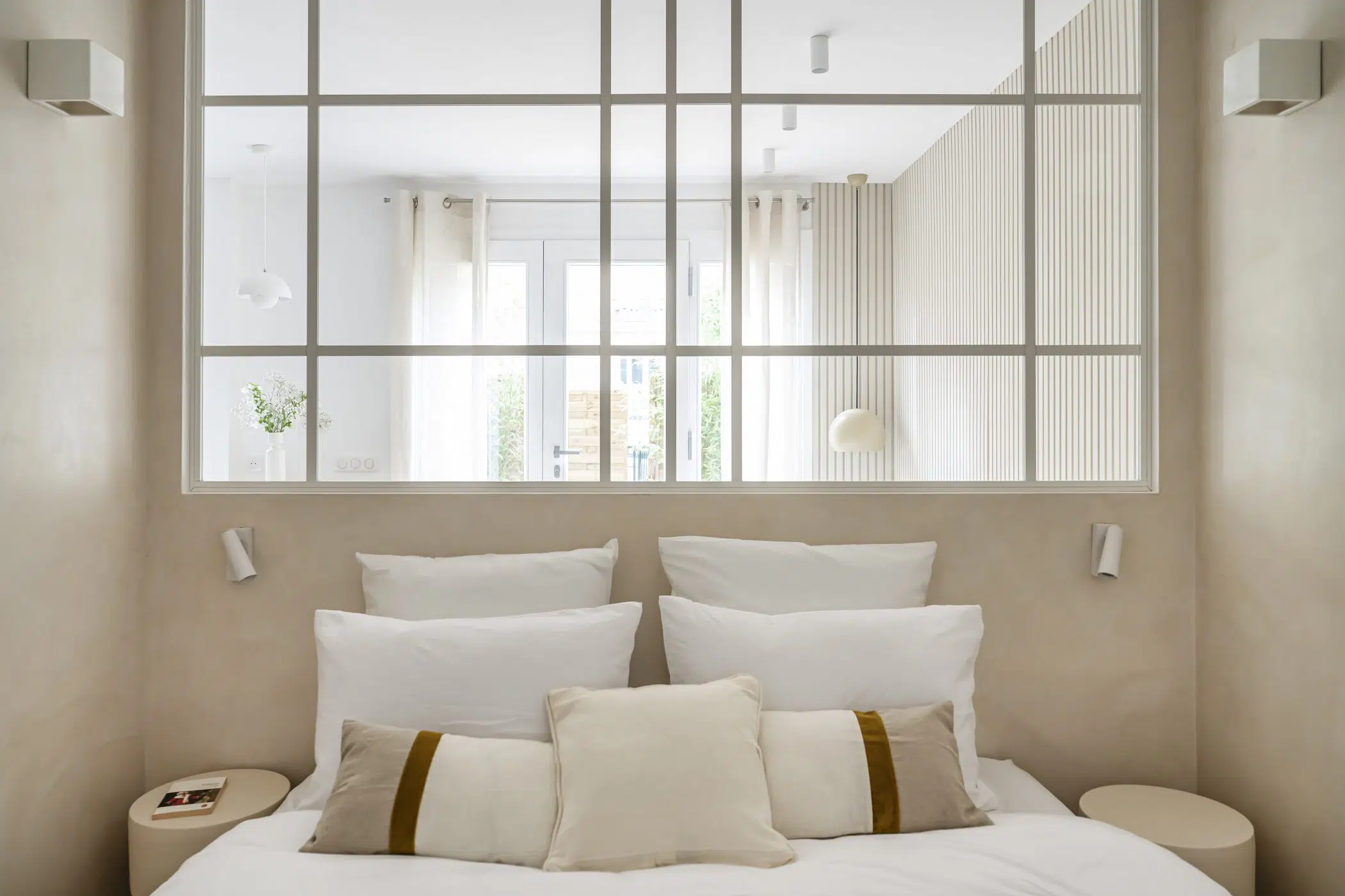 bedroom with indirect light 28sqm apartement contemporary decor near Paris in beige tons Photo: © Julien Pépy