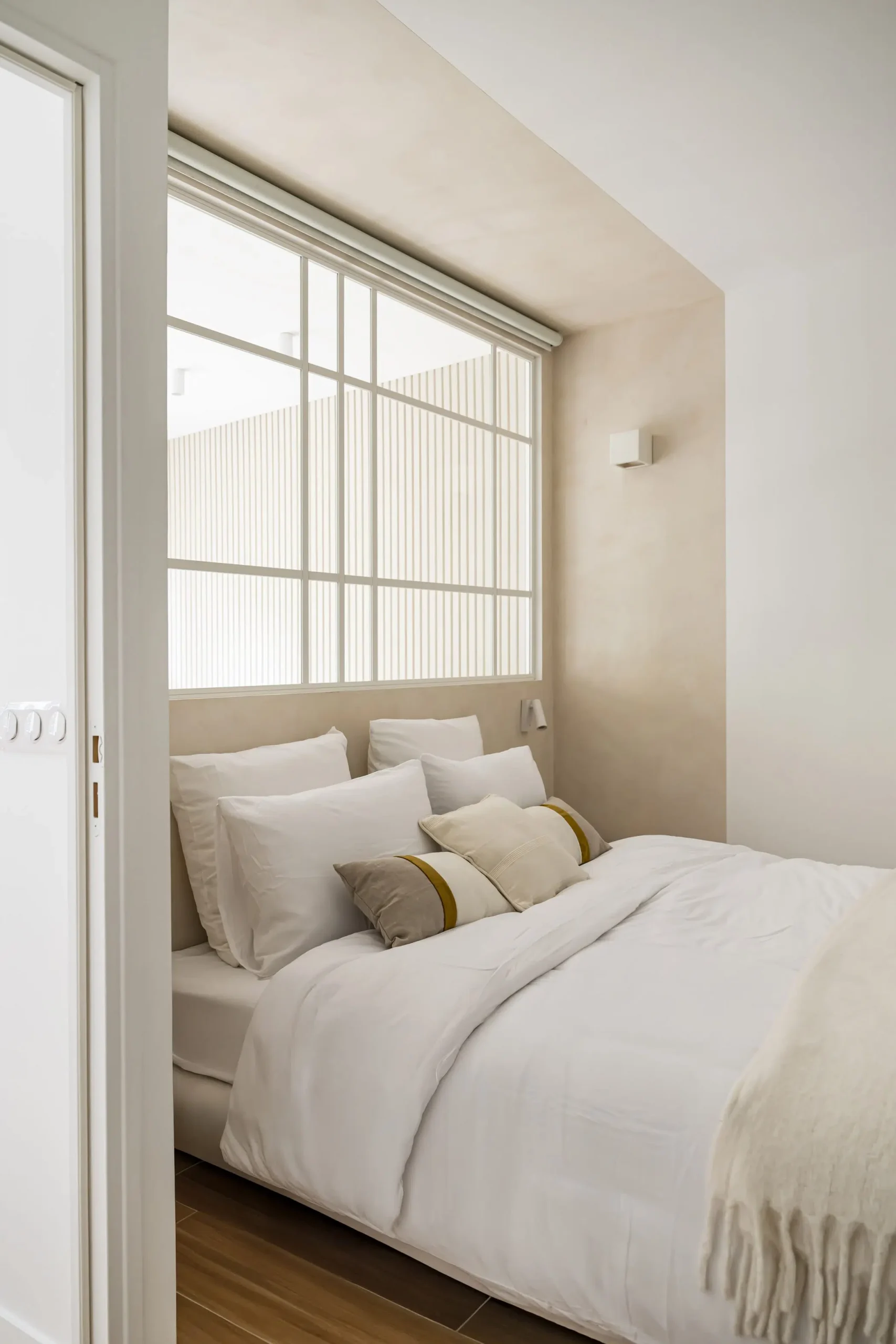 bedroom small flat near Paris in beige tons Photo: © Julien Pépy