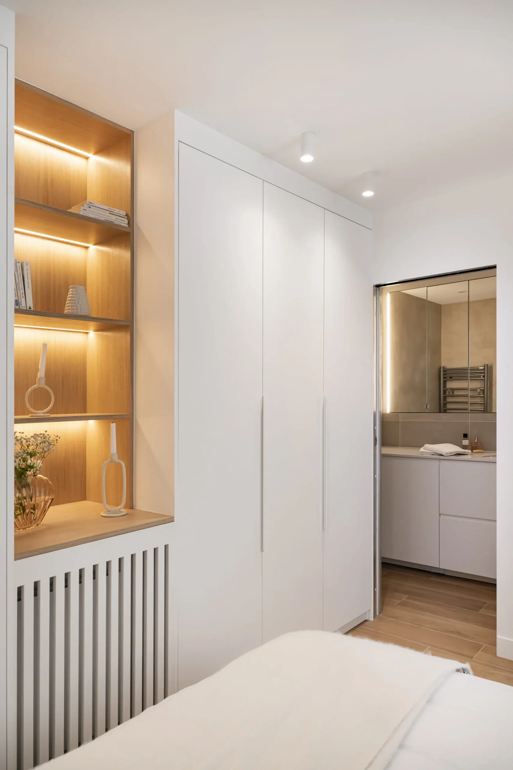 bedroom small flat near Paris in beige tons Photo: © Julien Pépy