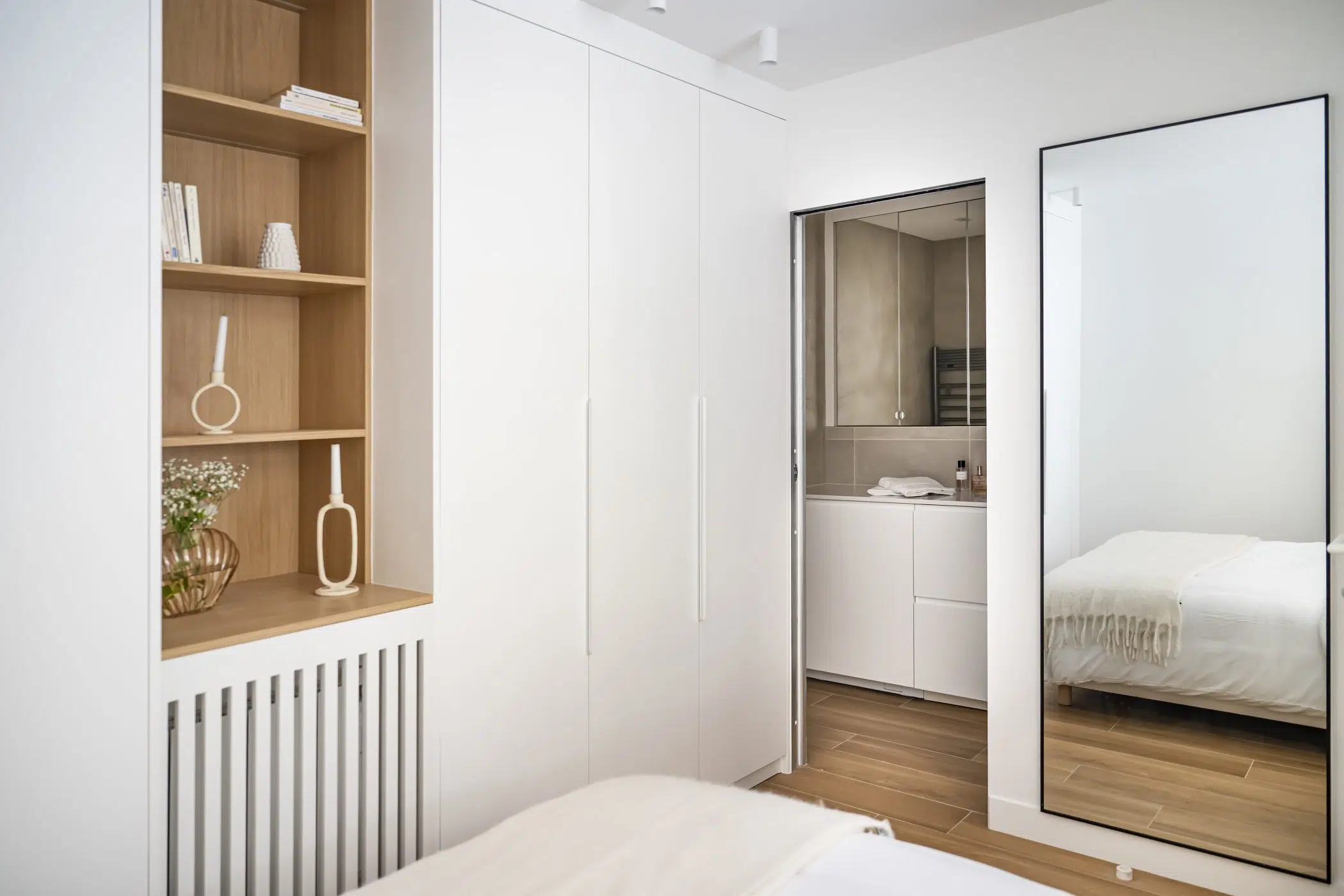 bedroom small flat near Paris in beige tons Photo: © Julien Pépy