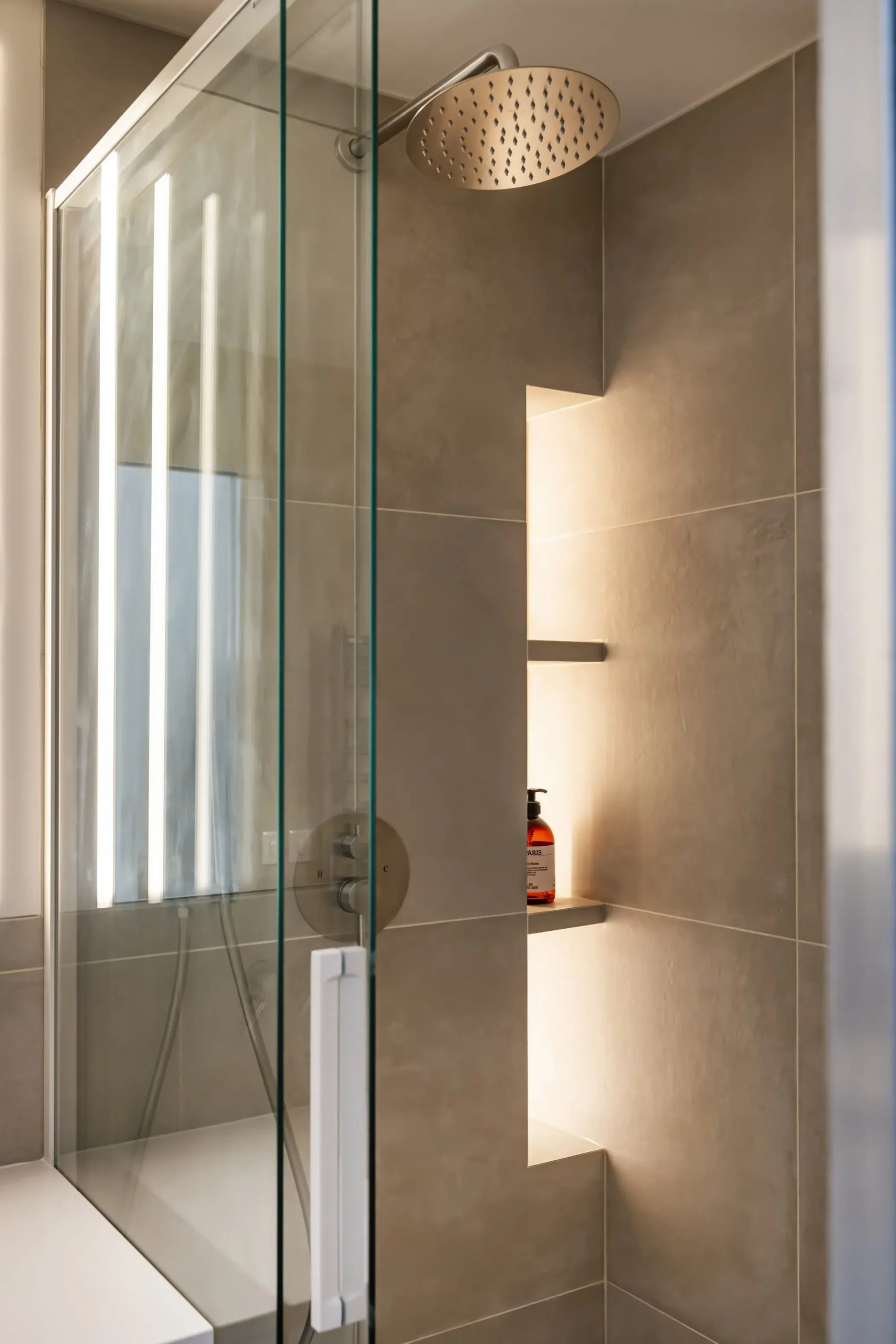 modern bathroom Photo: © Julien Pépy