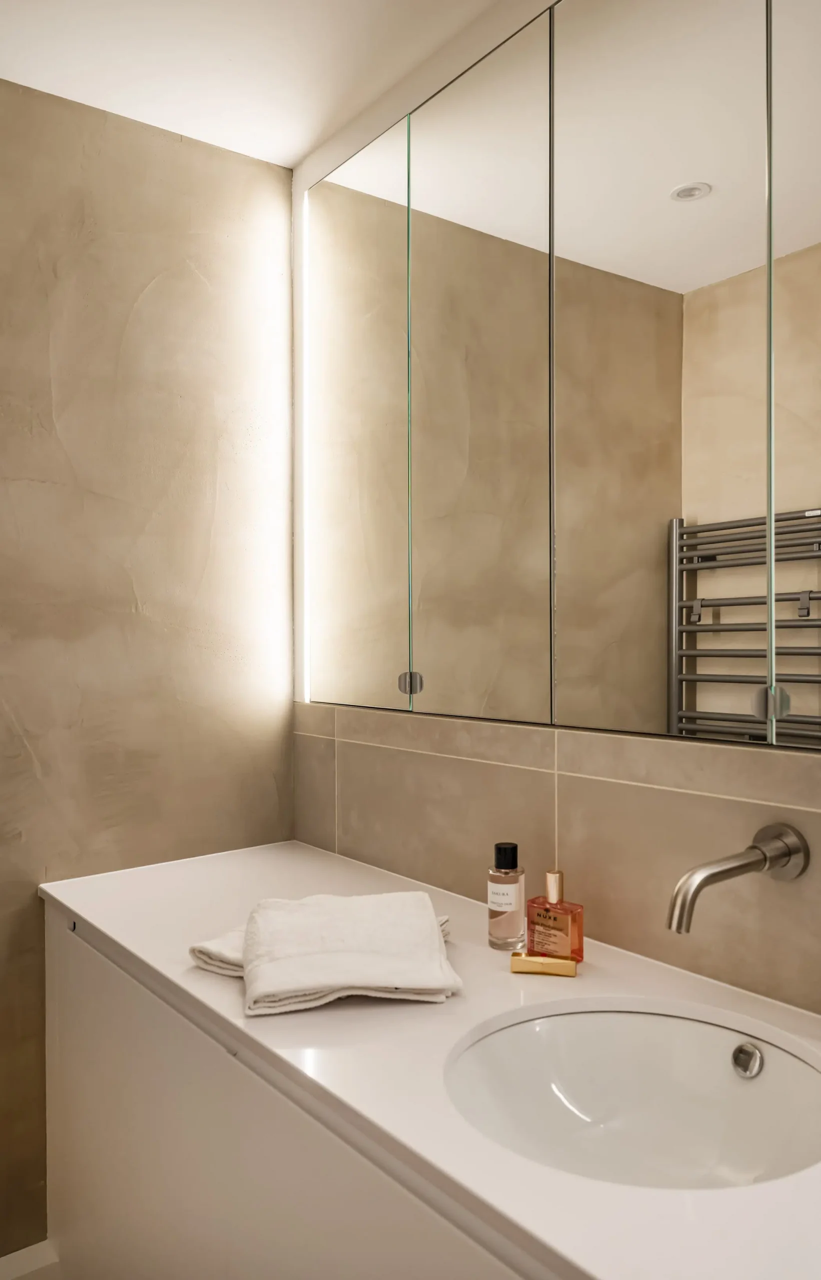 modern bathroom Photo: © Julien Pépy