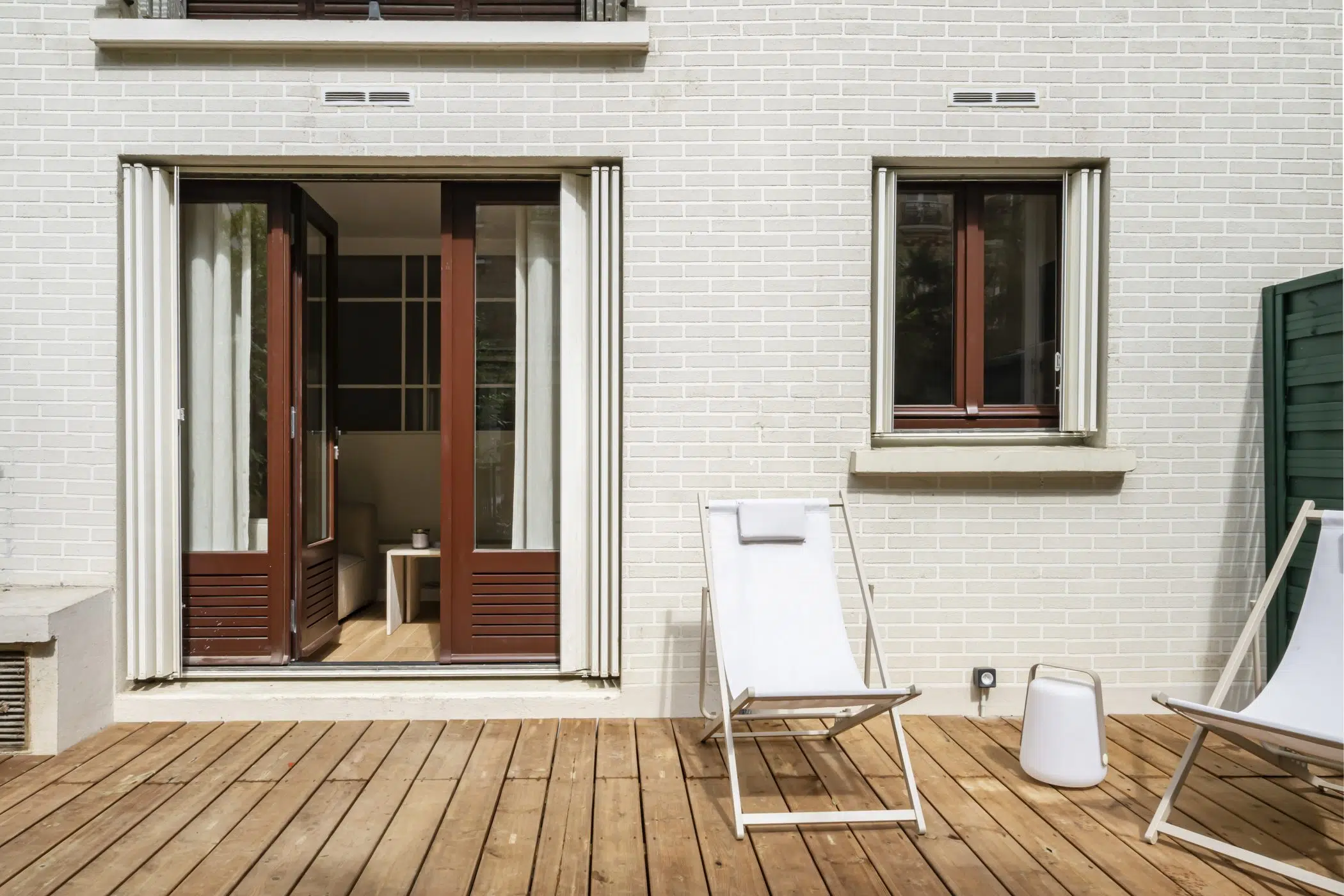 terrace small flat near Paris in beige tons Photo: © Julien Pépy