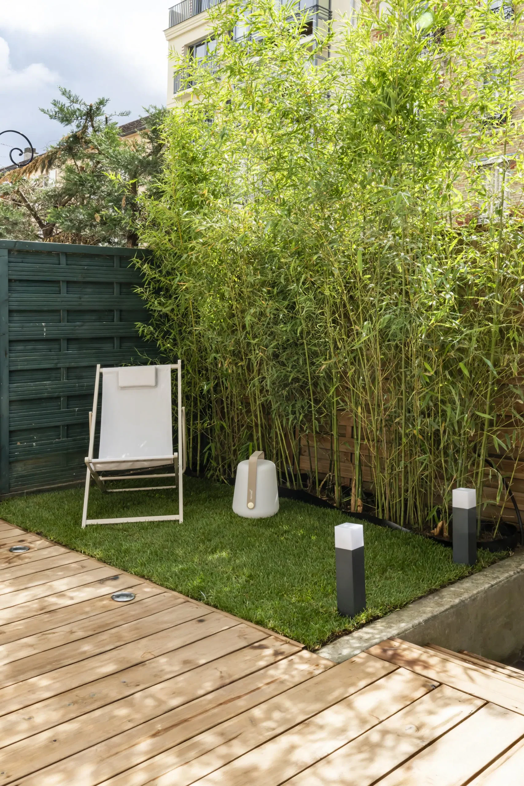 terrace small flat near Paris in beige tons Photo: © Julien Pépy