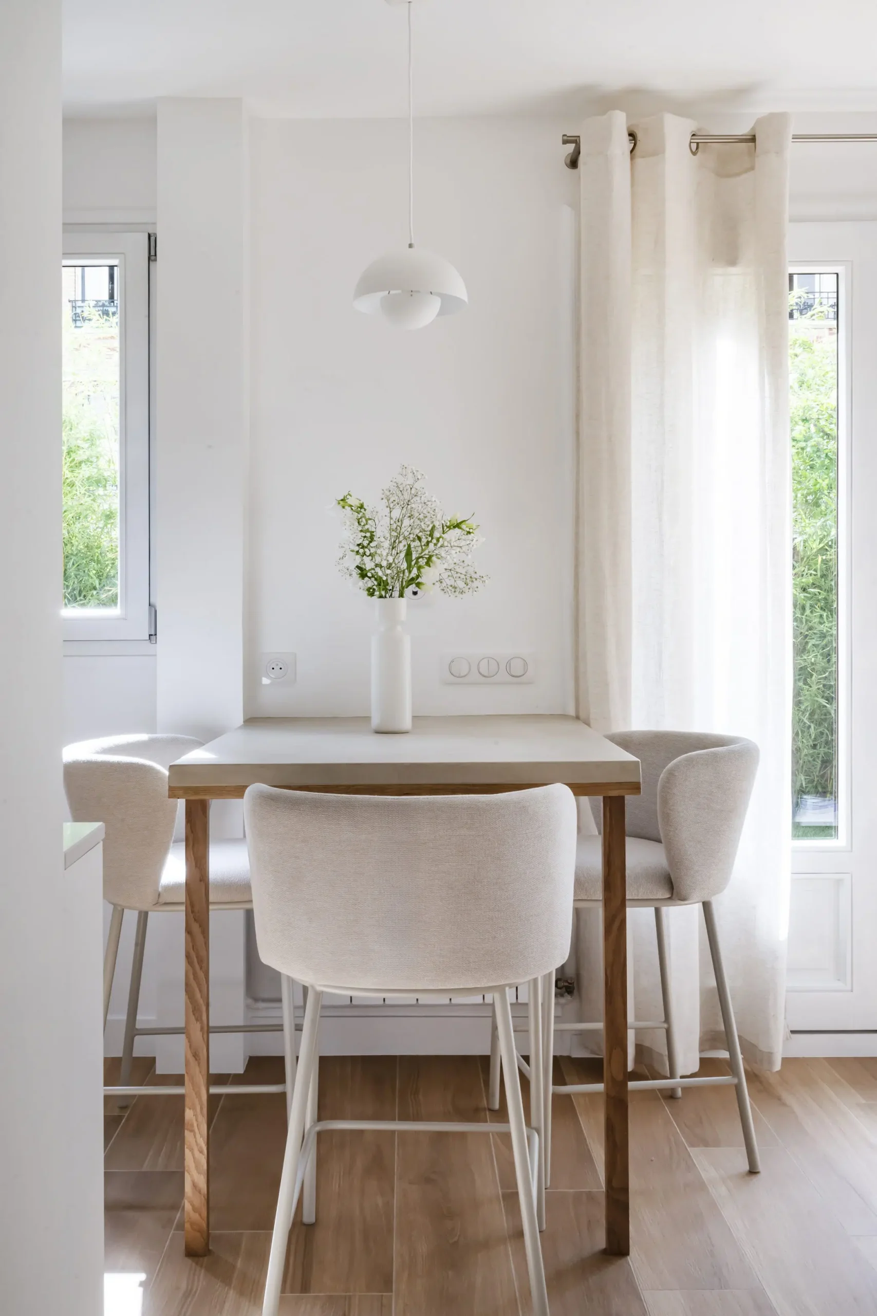 dining room 28sqm apartement contemporary decor near Paris in beige tons Photo: © Julien Pépy