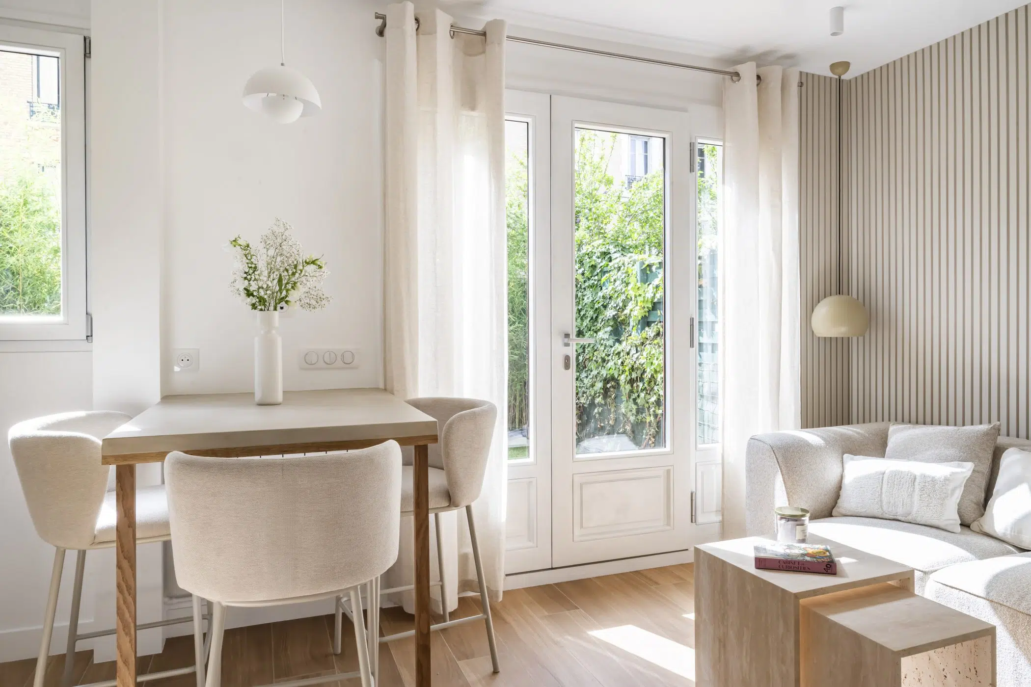 living room 28sqm apartement contemporary decor near Paris in beige tons Photo: © Julien Pépy