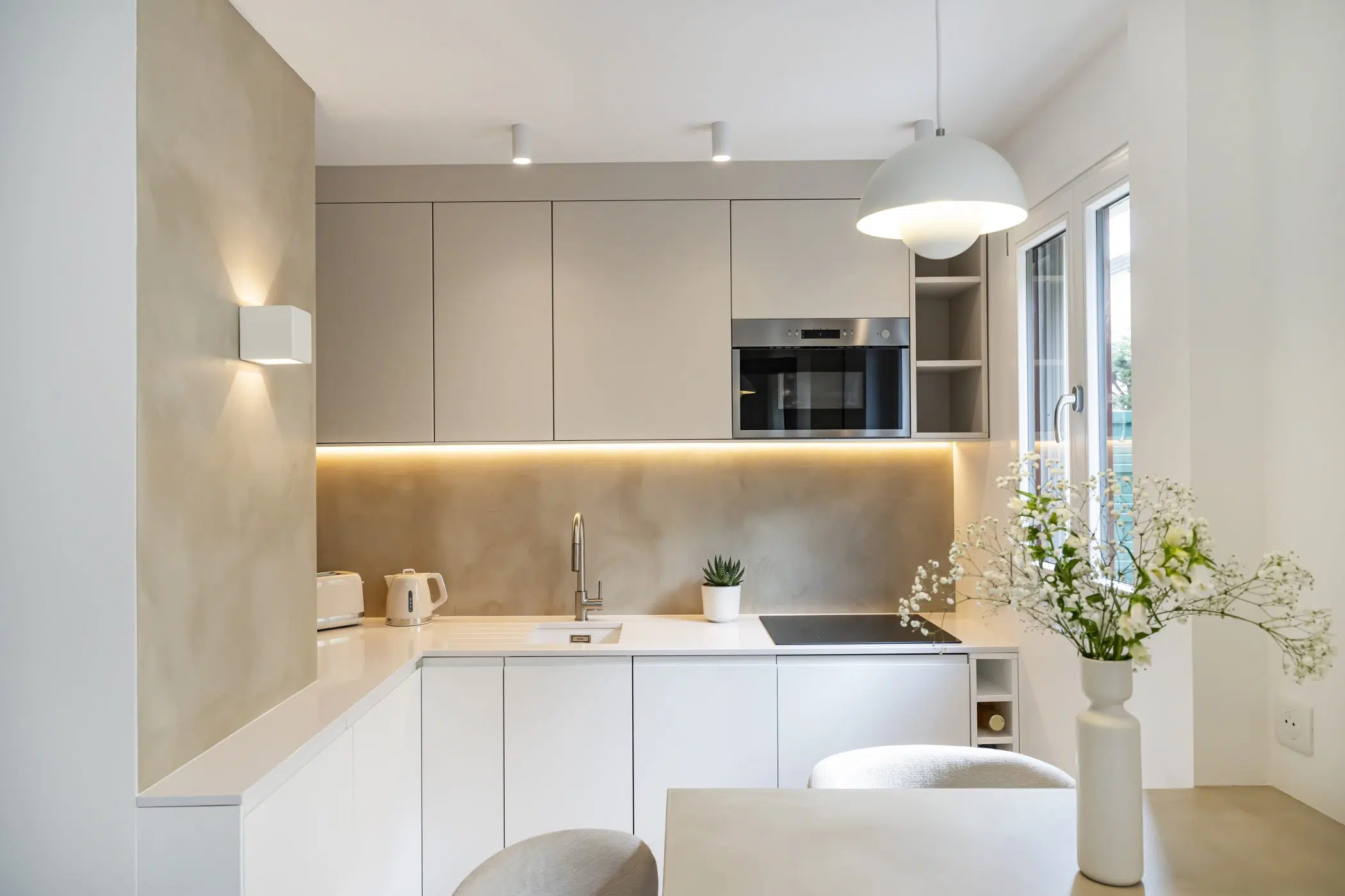 dining room and kitchen 28sqm apartement contemporary decor near Paris in beige tons Photo: © Julien Pépy
