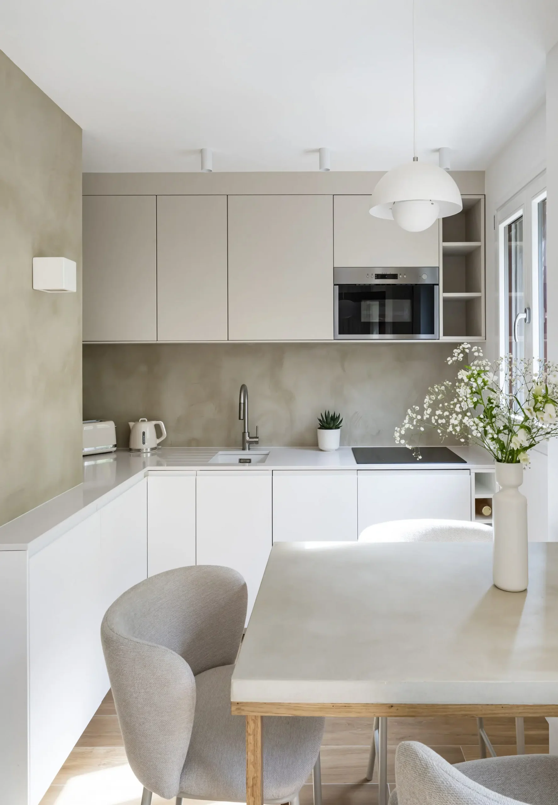 dining room and kitchen 28sqm apartement contemporary decor near Paris in beige tons Photo: © Julien Pépy