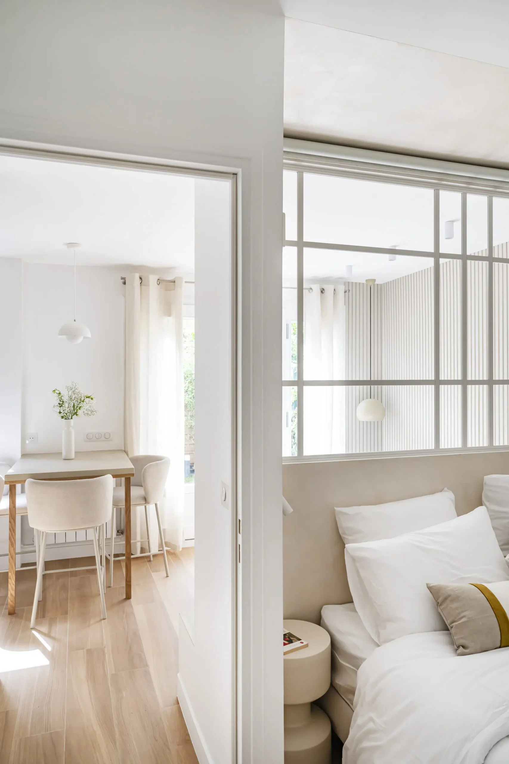 living room and bedroom 28sqm apartement contemporary decor near Paris in beige tons Photo: © Julien Pépy