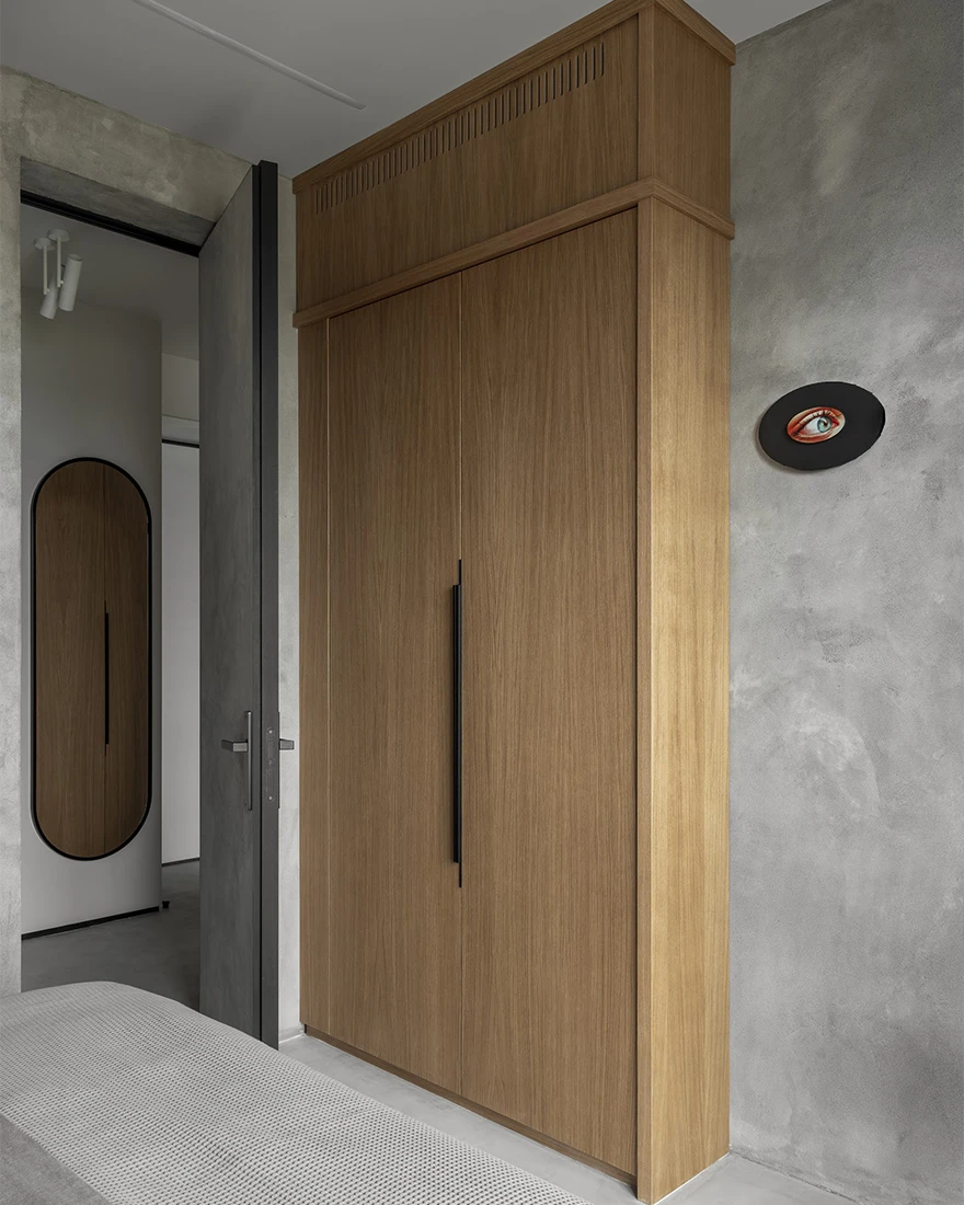 chambre grise appartement design de 39m2 avec placard bois chambre grise appartement design de 39m2 avec placard bois