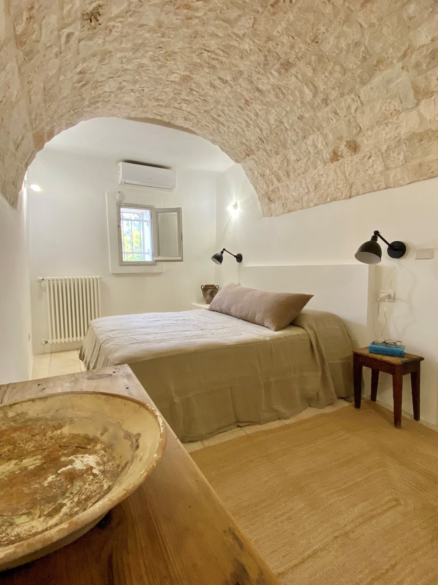 bedroom with vaulted ceiling Trullo Falco