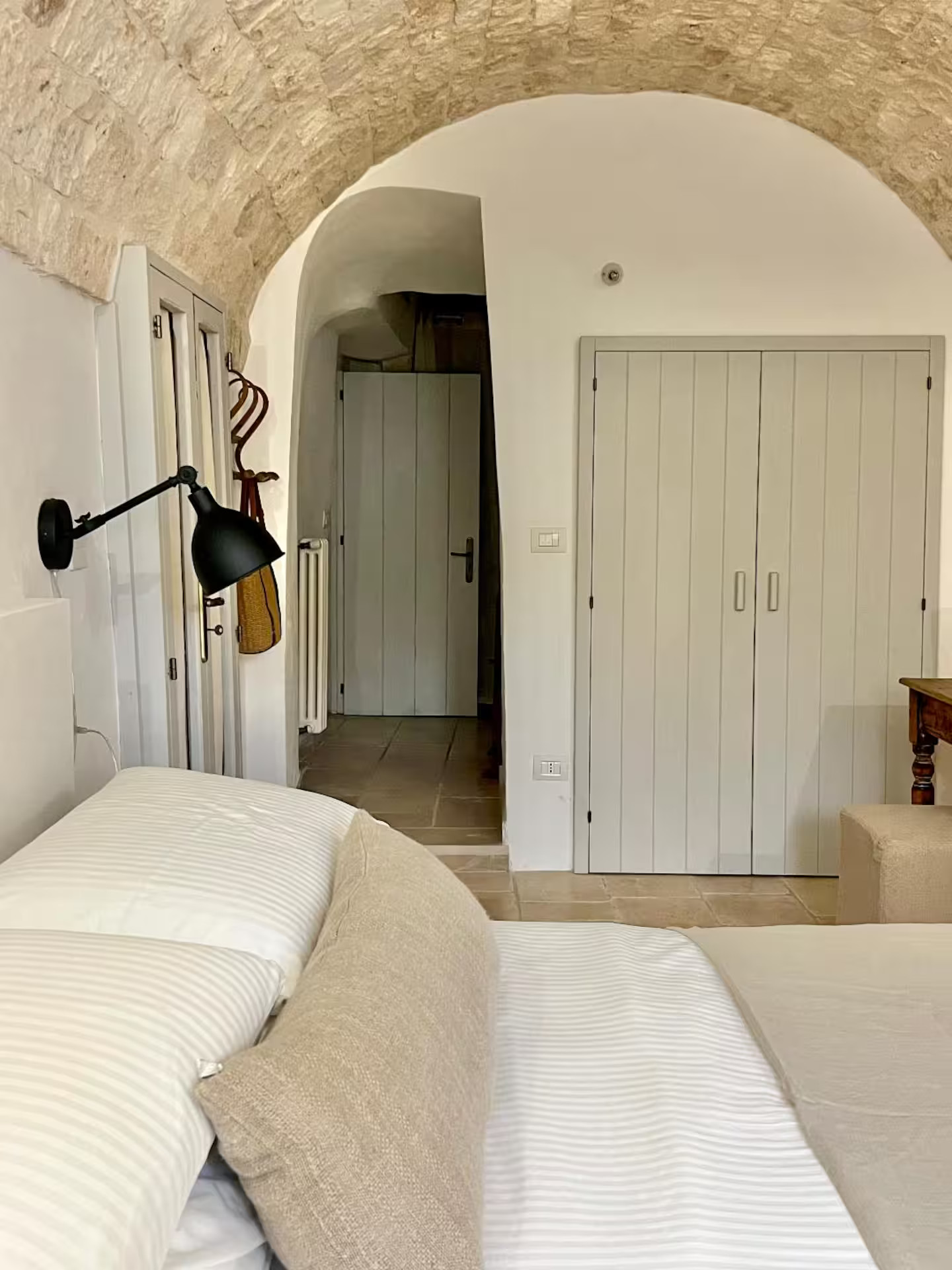bedroom with vaulted ceiling Trullo Falco