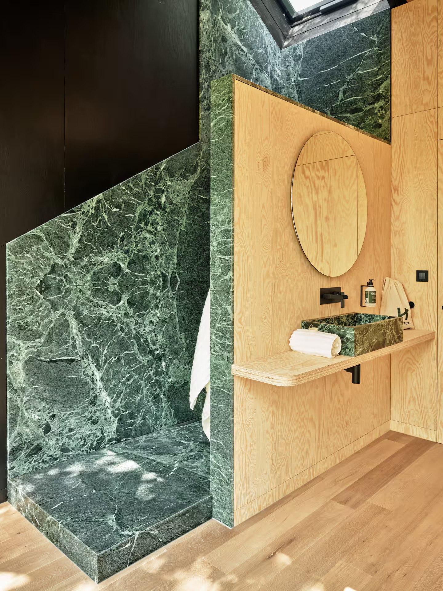 salle de bain marbre vert maison Eagle par Hutstuf
