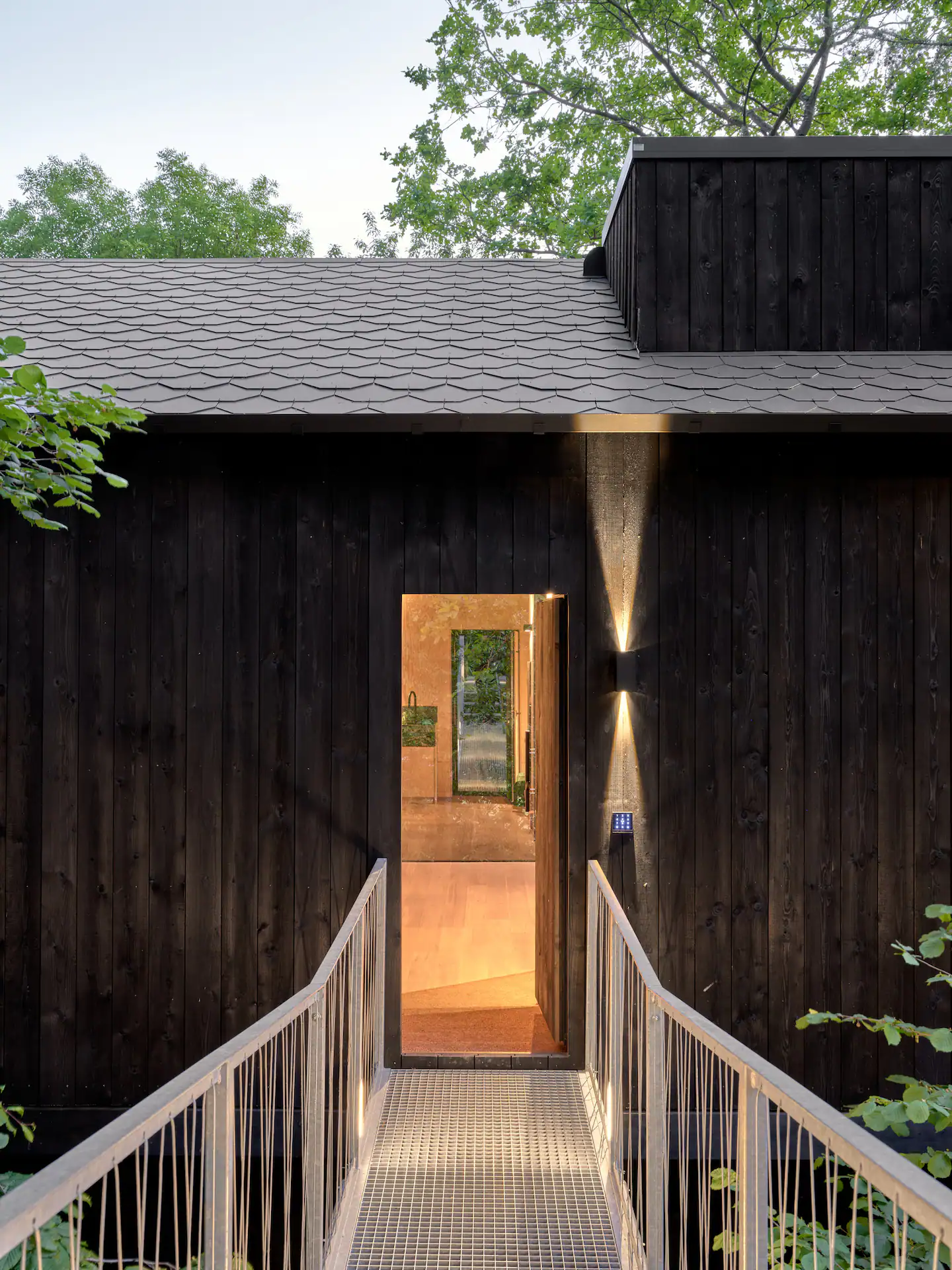 cabane en bois contemporaine dans la forêt des Ardennes Eagle par Hutstuf