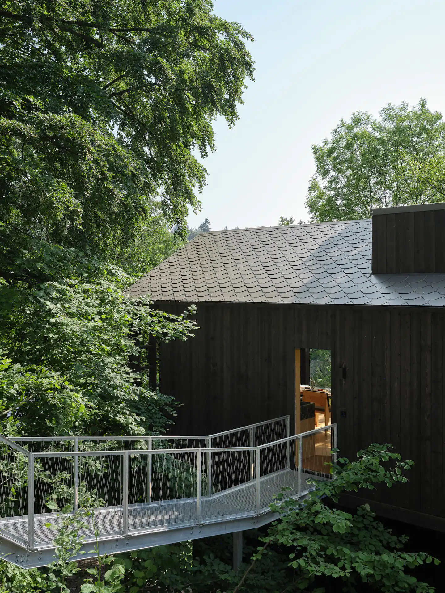 cabane en bois contemporaine dans la forêt des Ardennes Eagle par Hutstuf