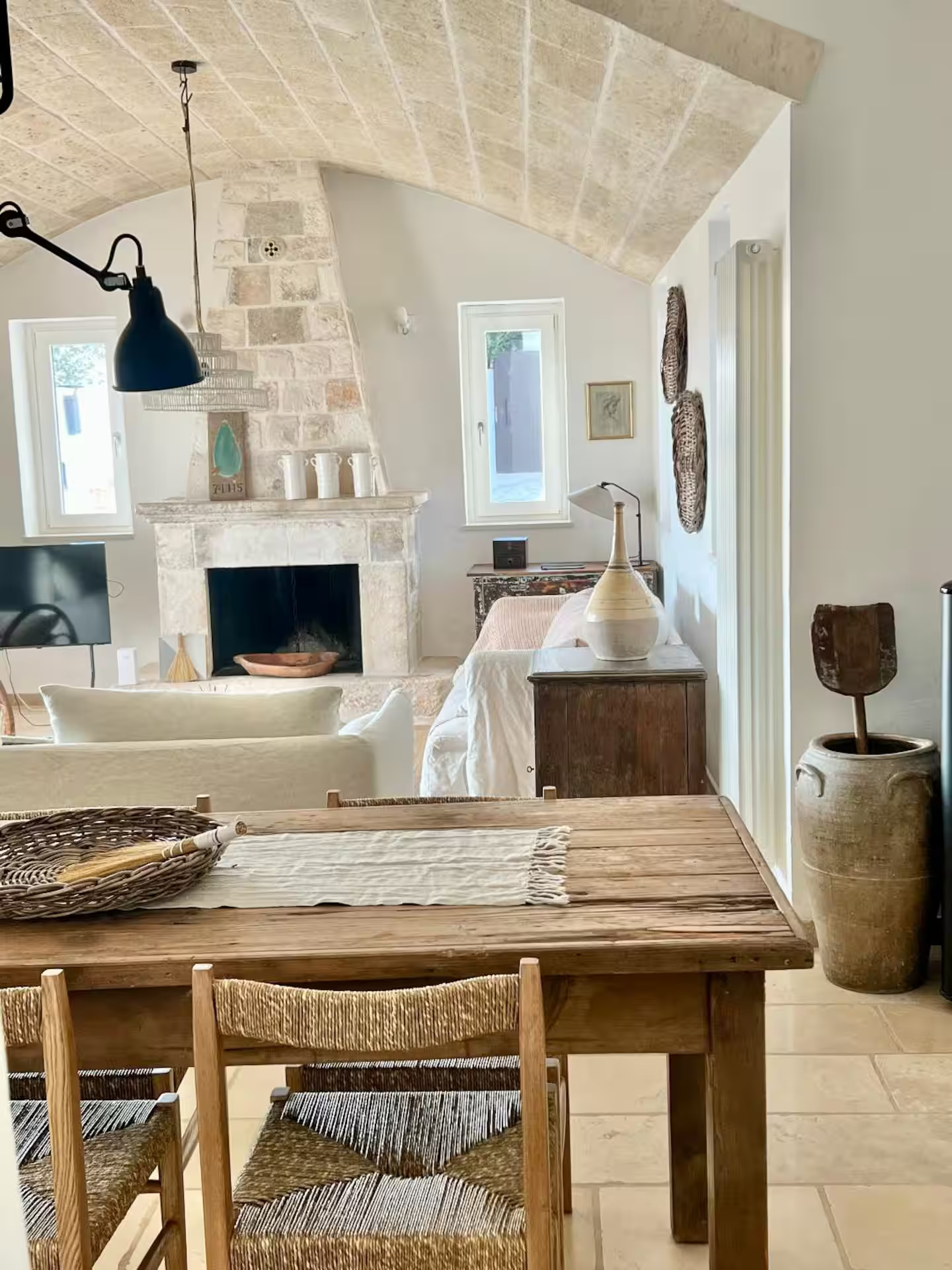 salle à manger et salon plafond voûté trullo des Pouilles rénové décoration rustique chic Trullo Falco