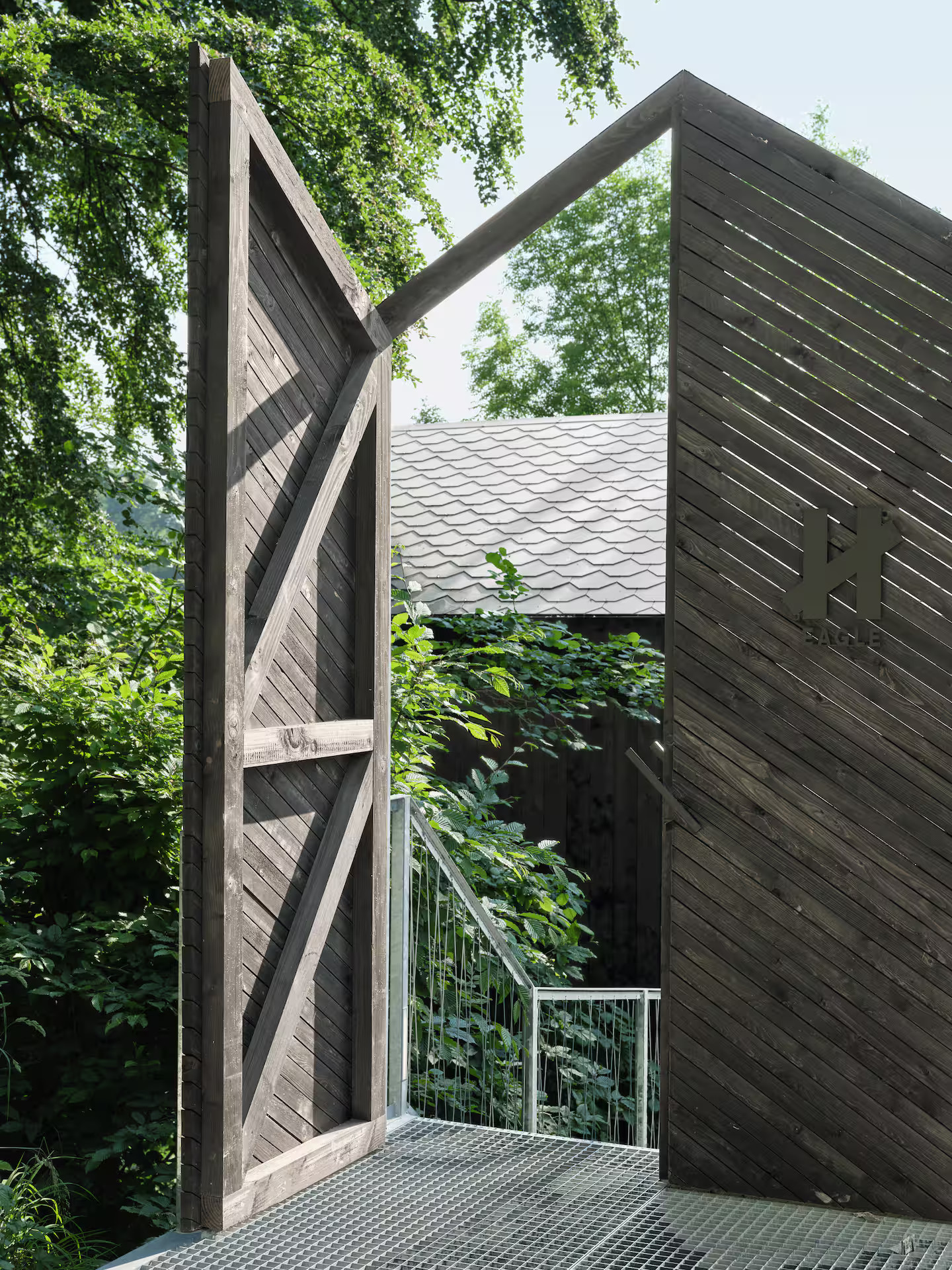 cabane en bois contemporaine dans la forêt des Ardennes Eagle par Hutstuf