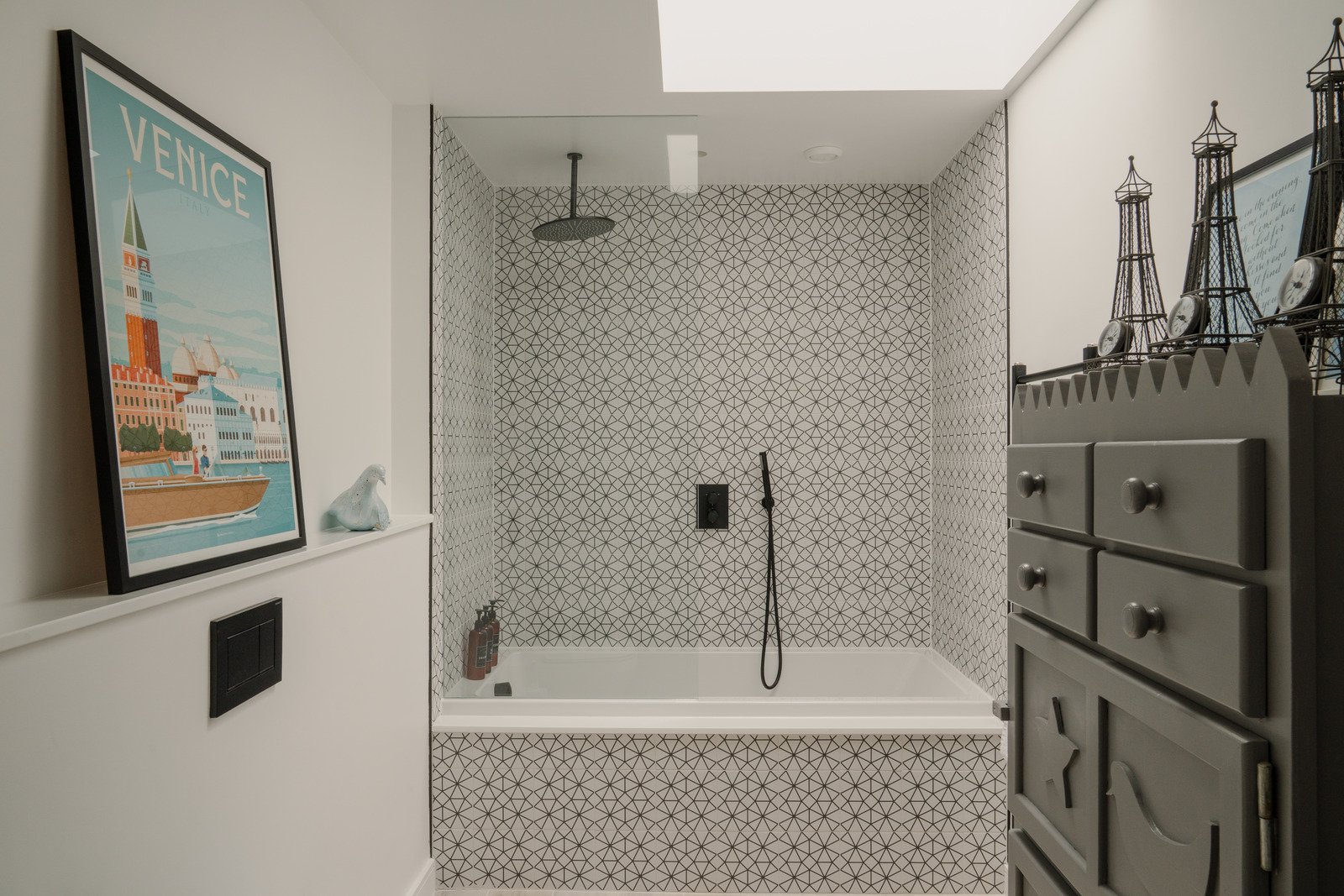 black and white bathroom 