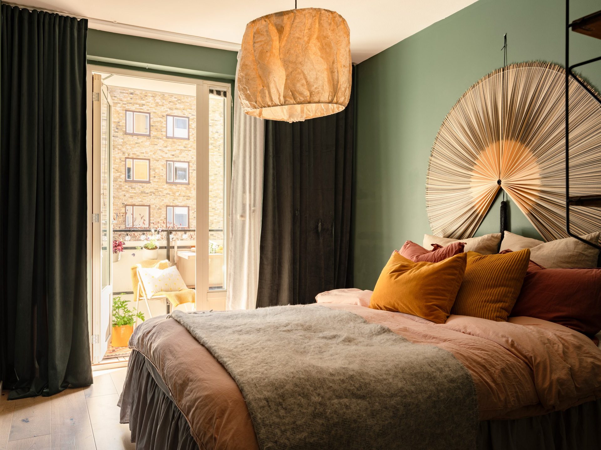 chambre avec balcon murs verts décoration scandinave