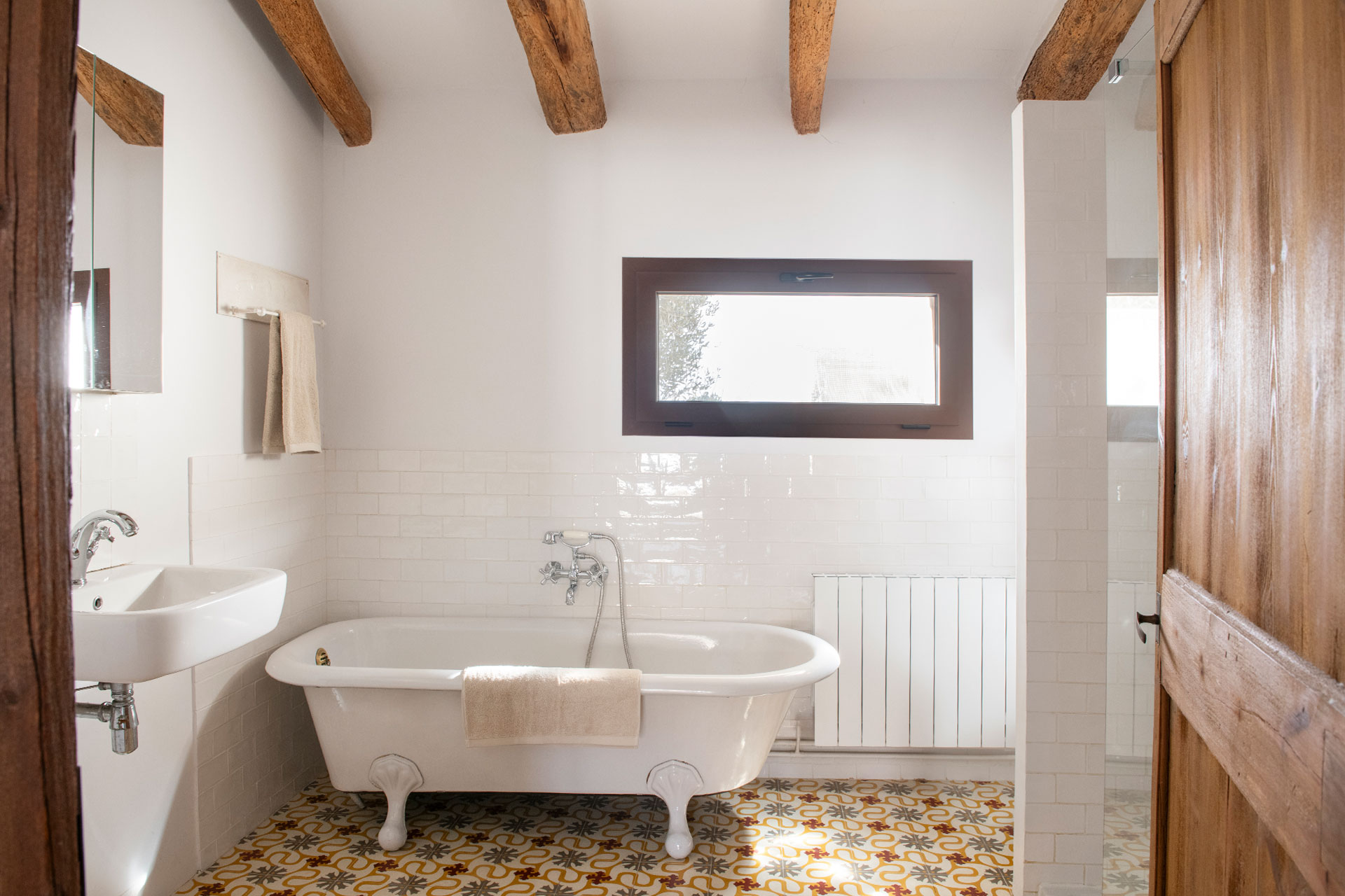 retro bathroom with beams Casa Maltesa