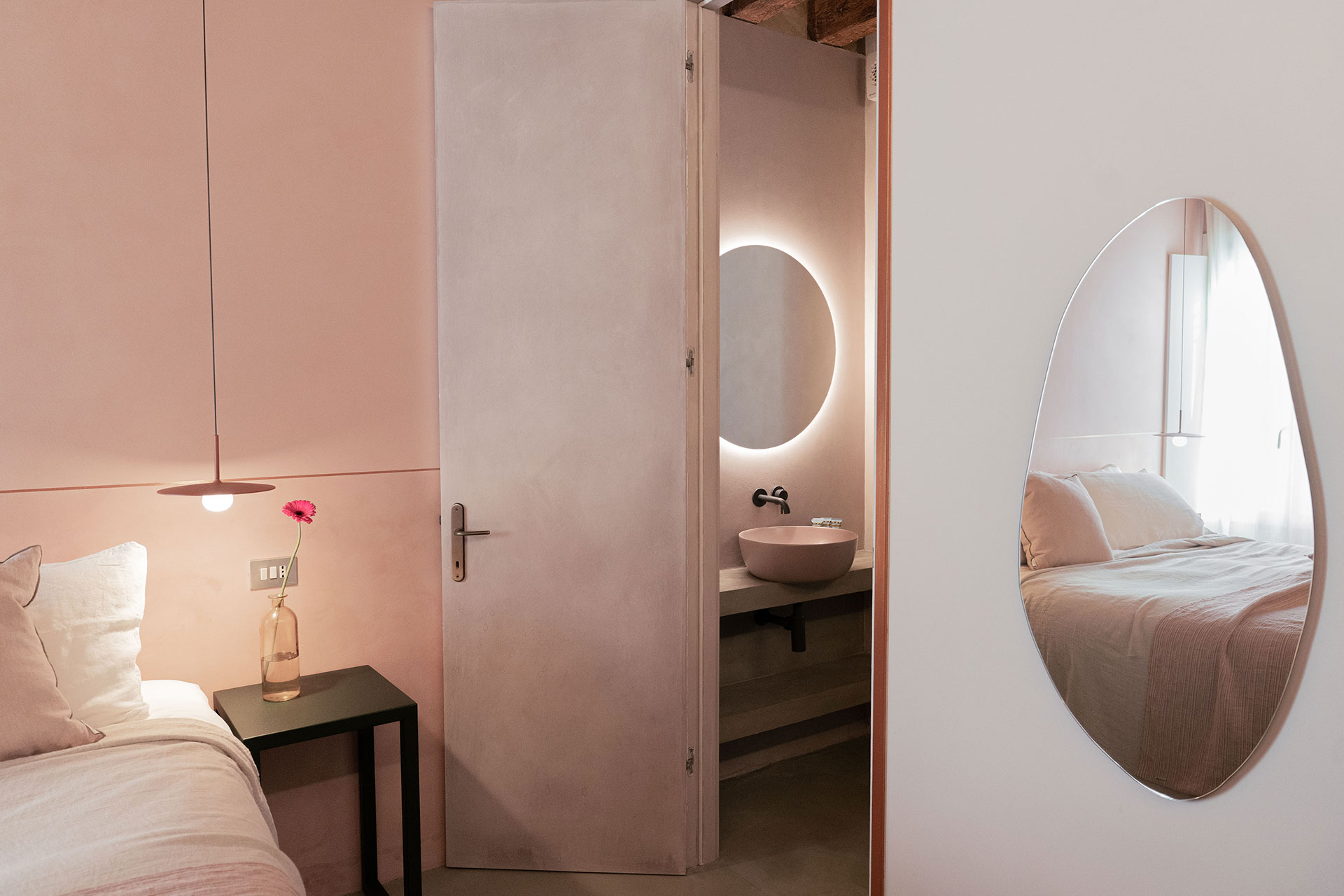 pink bedroom house in Venice Casa della Sensa pink bedroom house in Venice Casa della Sensa